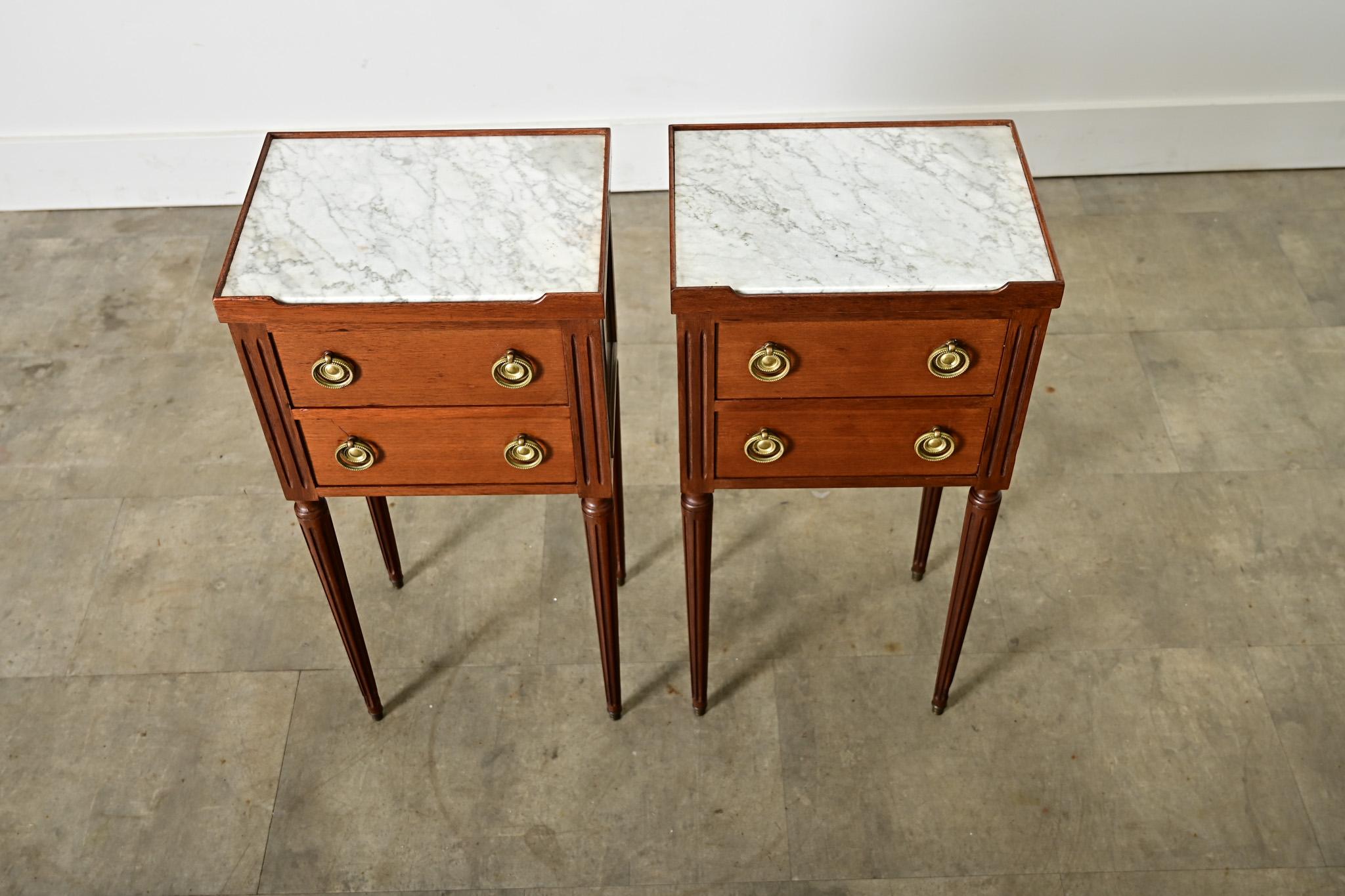 Français Paire de tables de chevet vintage de style Louis XVI en vente