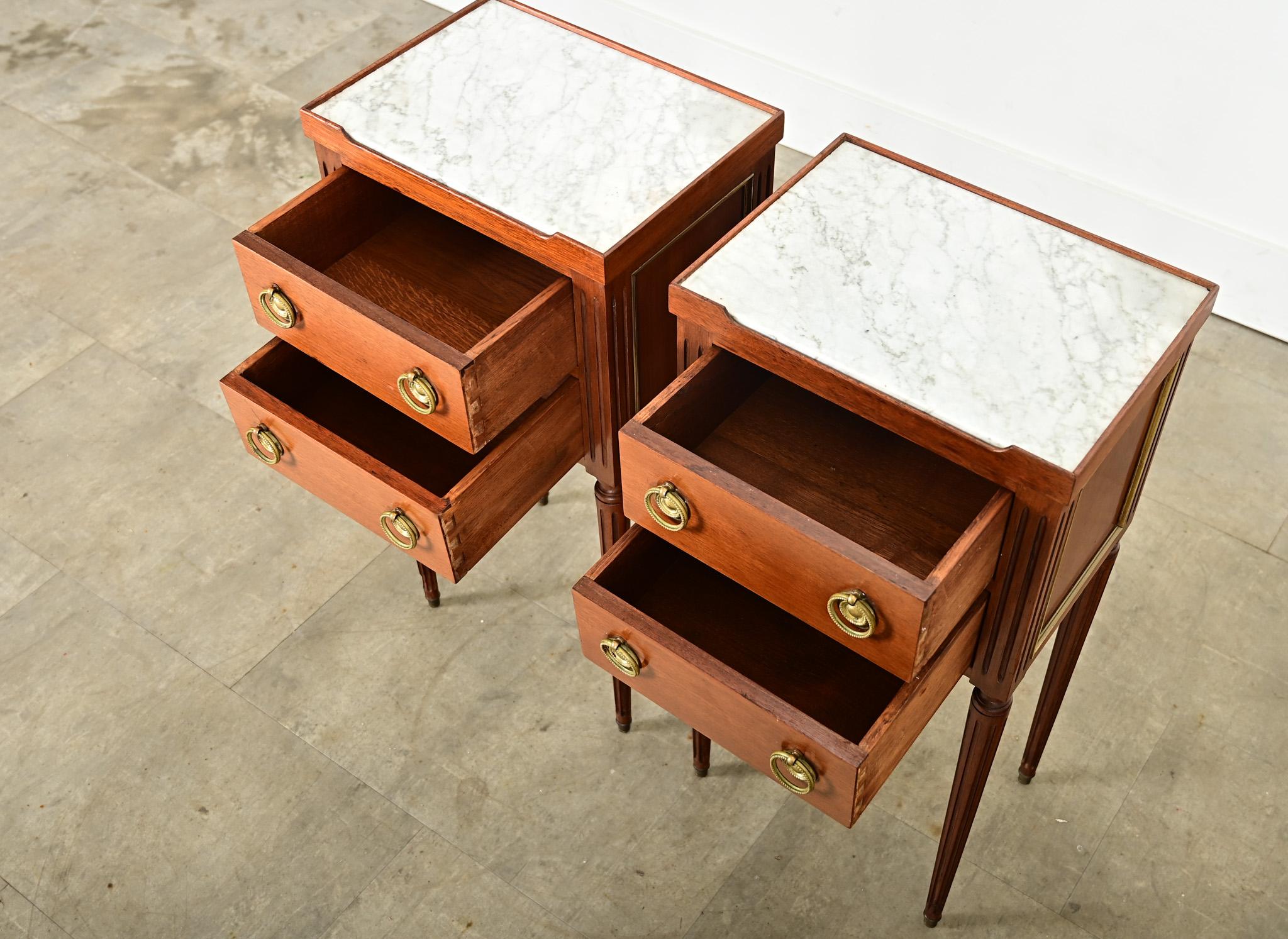 Sculpté Paire de tables de chevet vintage de style Louis XVI en vente