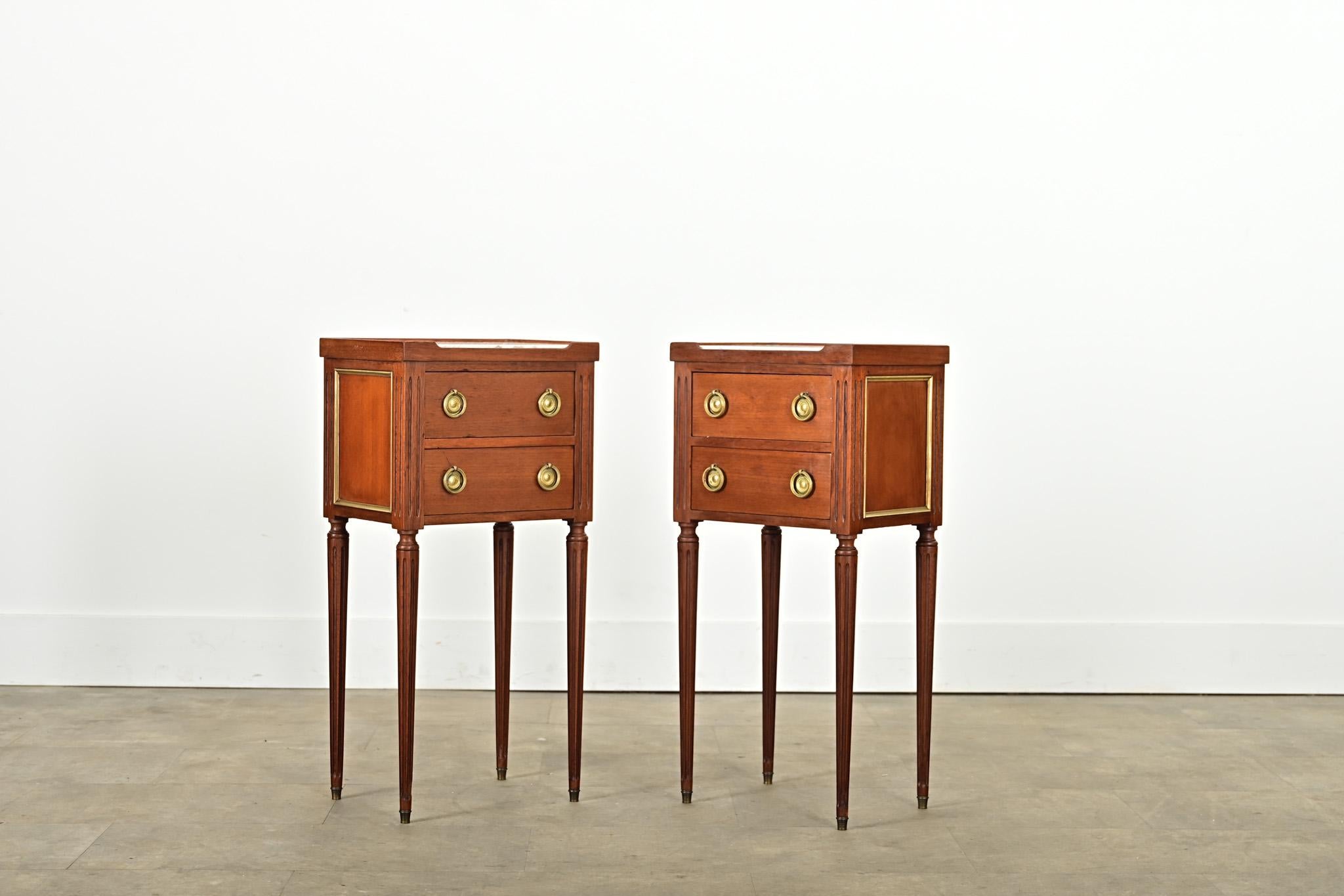 Paire de tables de chevet vintage de style Louis XVI en vente 1