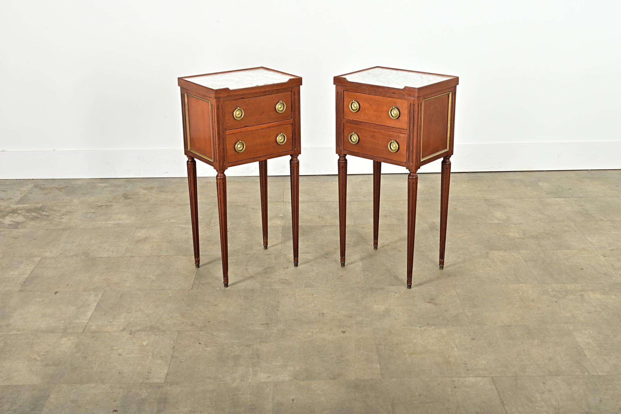 Paire de tables de chevet vintage de style Louis XVI en vente 2