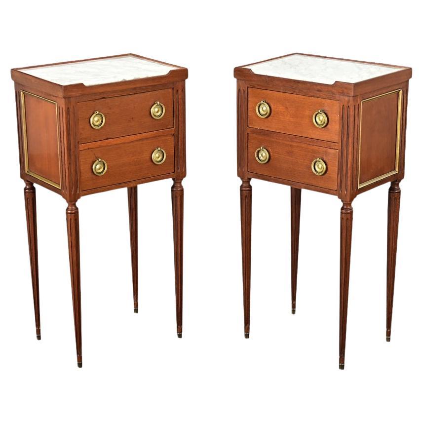 Paire de tables de chevet vintage de style Louis XVI en vente