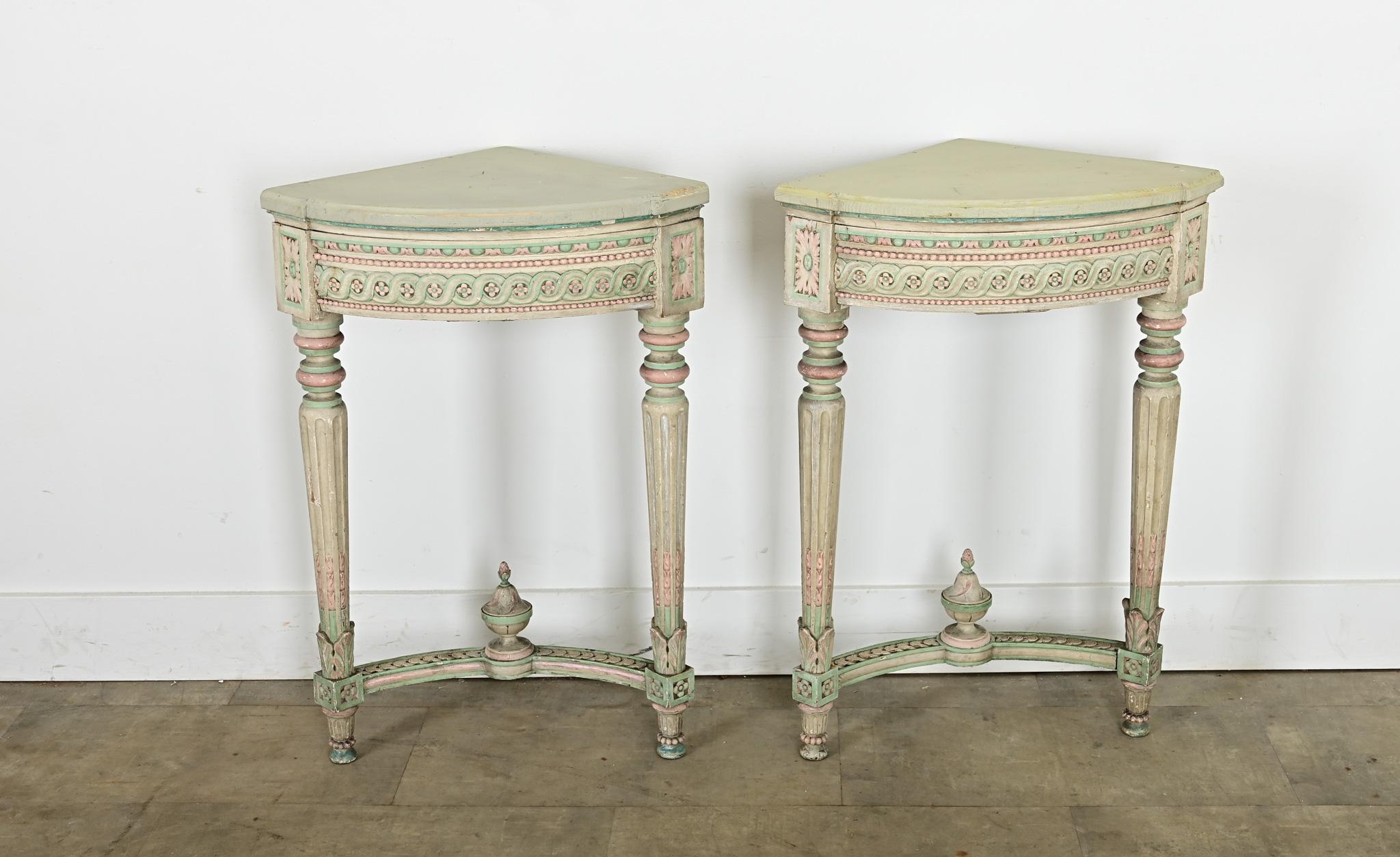 Un par a juego de mesas esquineras redondas francesas de época, elaboradamente talladas y pintadas, de estilo Luis XVI y formas regias pero accesibles para adaptarse a muchos gustos decorativos y habitaciones de la casa. Estas mesas del siglo XX se