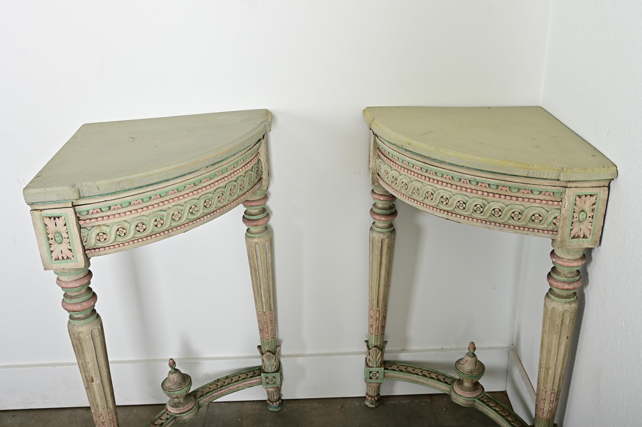Pareja de Demilunes de Esquina Estilo Luis XVI Vintage Franceses en Bueno estado para la venta en Baton Rouge, LA
