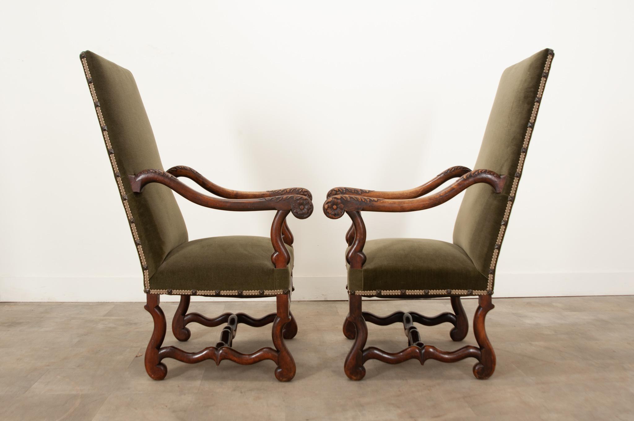 Paire de fauteuils Os de Mouton en noyer 2