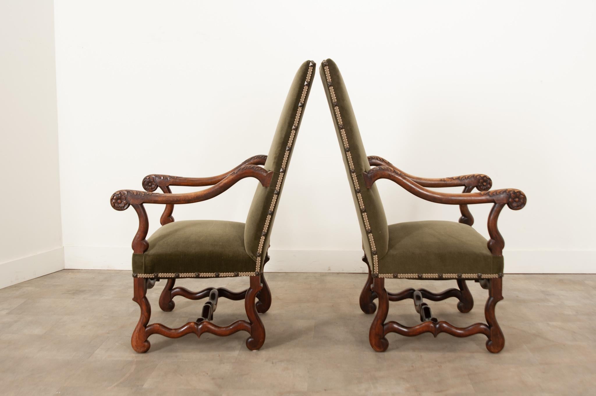 Paire de fauteuils Os de Mouton en noyer 7