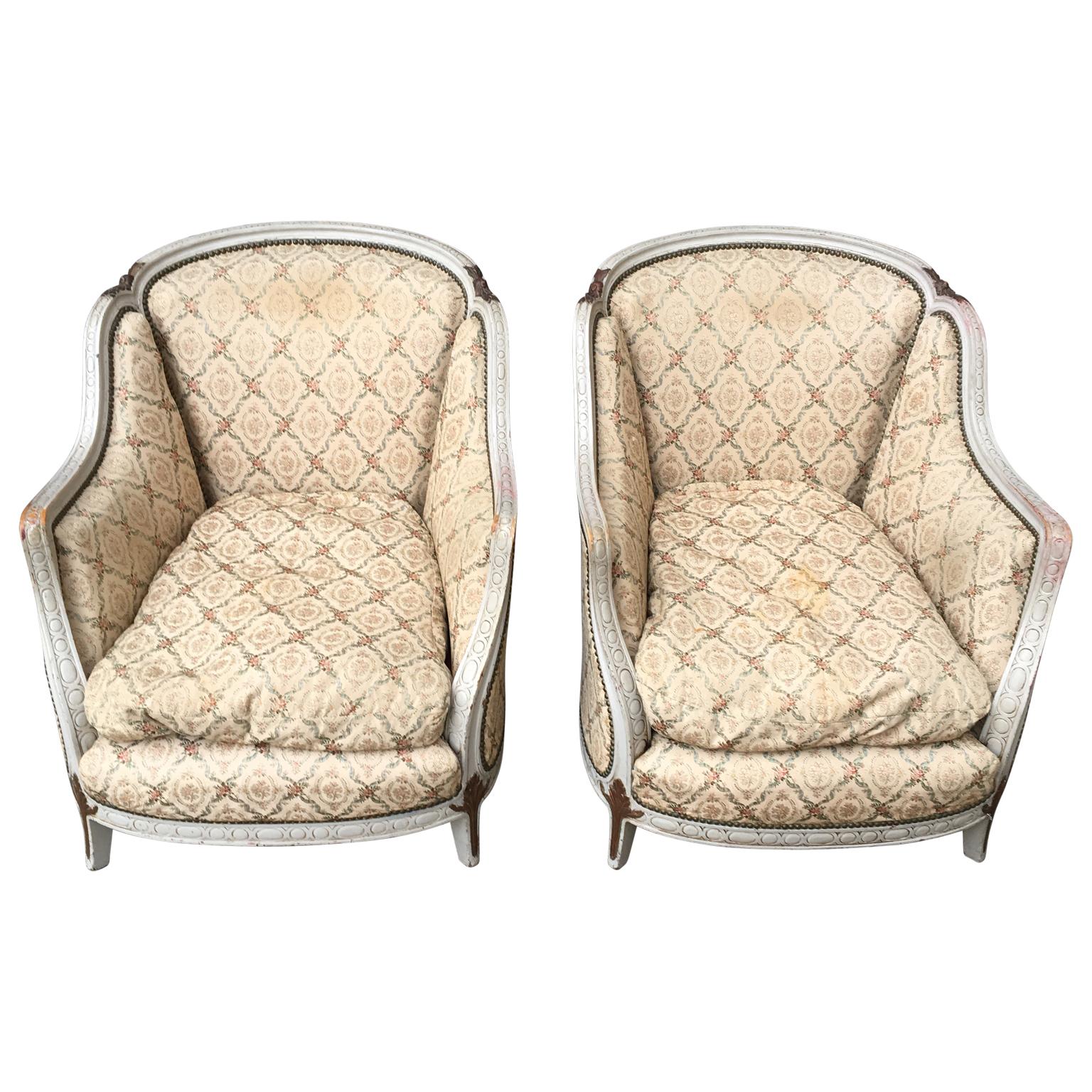 Français Paire de fauteuils Bergère Rococo peints en blanc, de style français