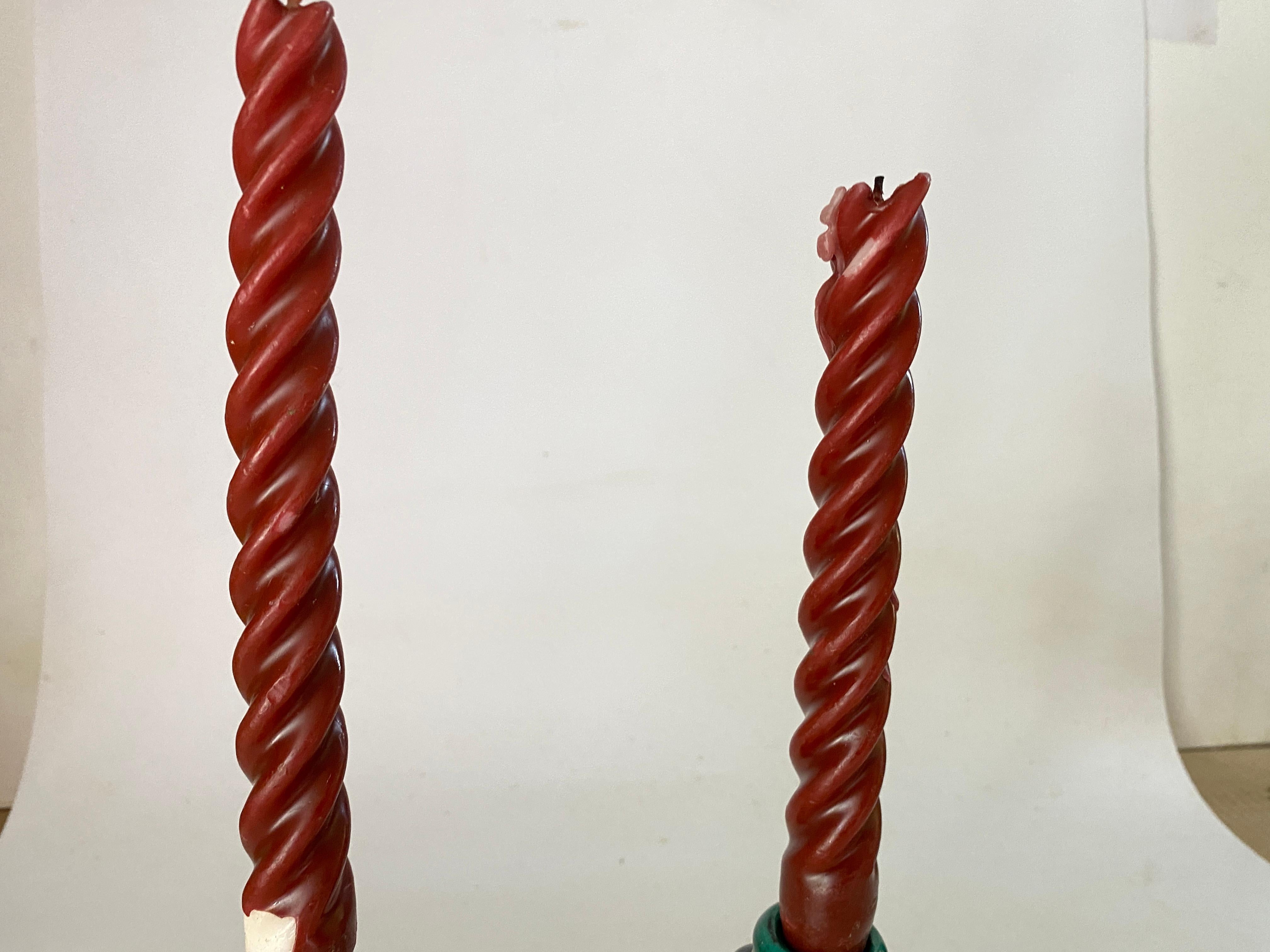 Paar französische Kerzenhalter aus Keramik, Frankreich 1970er Jahre  Mit roten alten Kerzen im Angebot 2