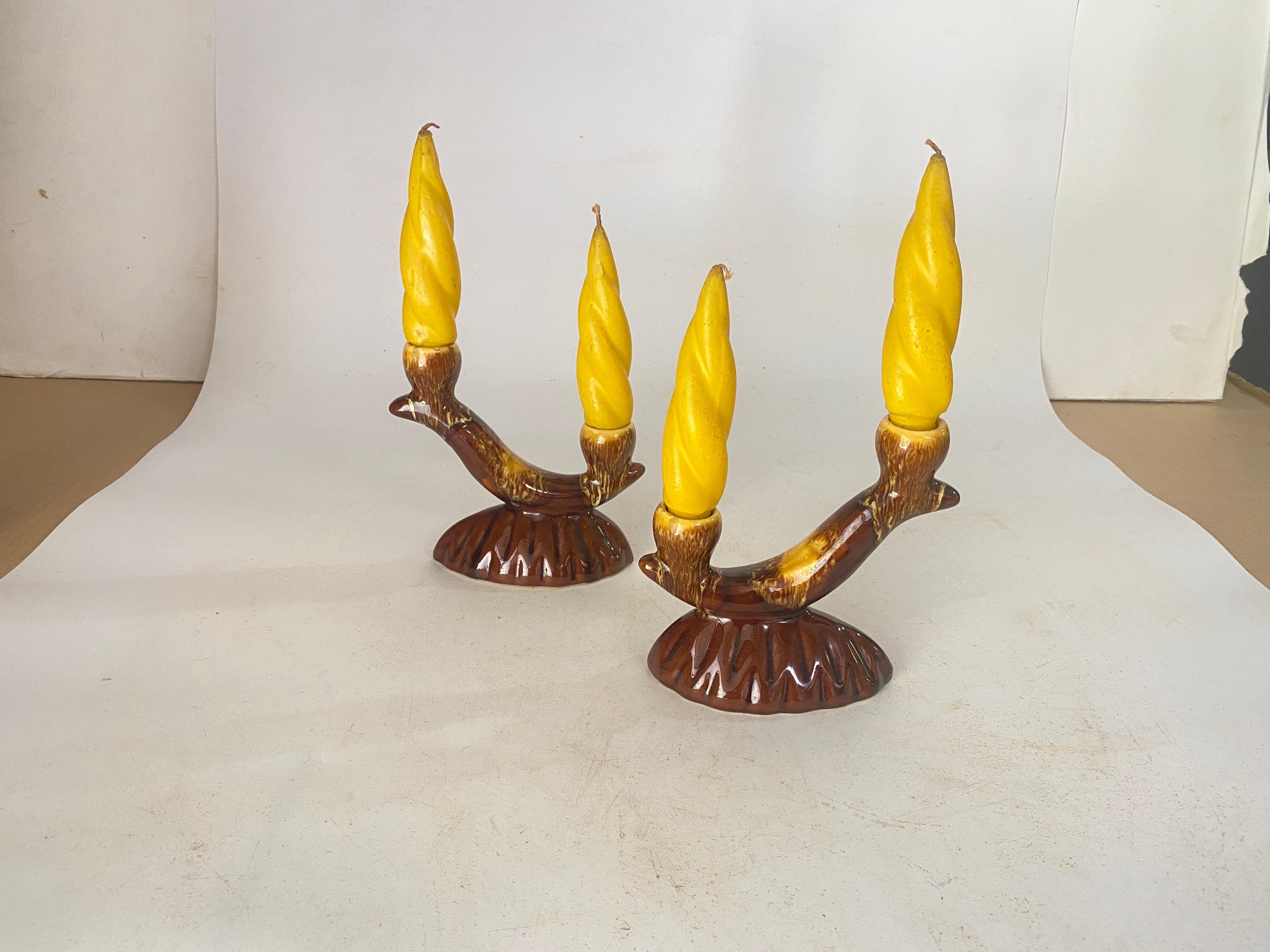 Paar französische Kerzenhalter aus Keramik, Frankreich 1970er Jahre  Mit gelben, alten Kerzen (Französisch) im Angebot