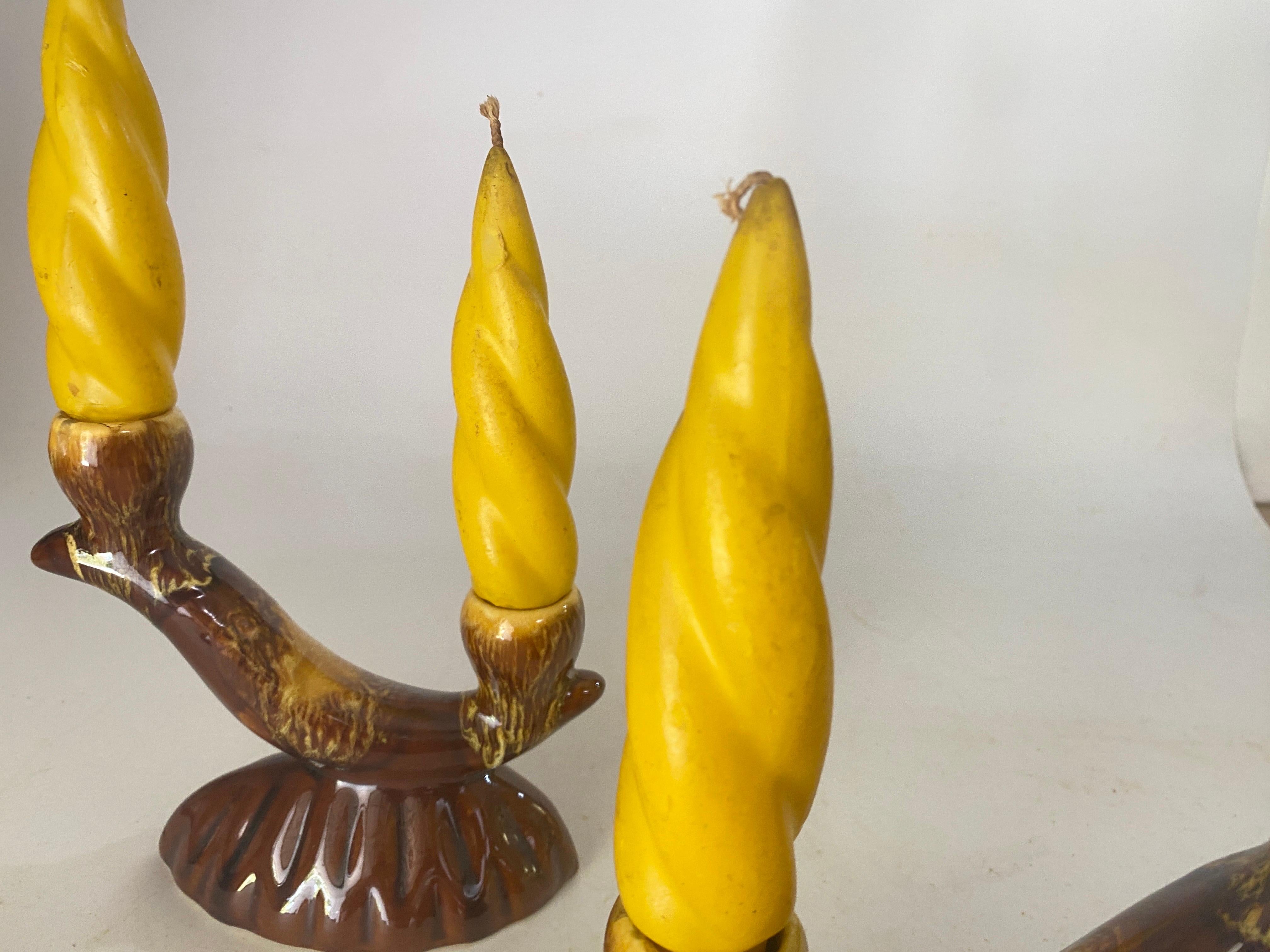 Paar französische Kerzenhalter aus Keramik, Frankreich 1970er Jahre  Mit gelben, alten Kerzen im Zustand „Gut“ im Angebot in Auribeau sur Siagne, FR