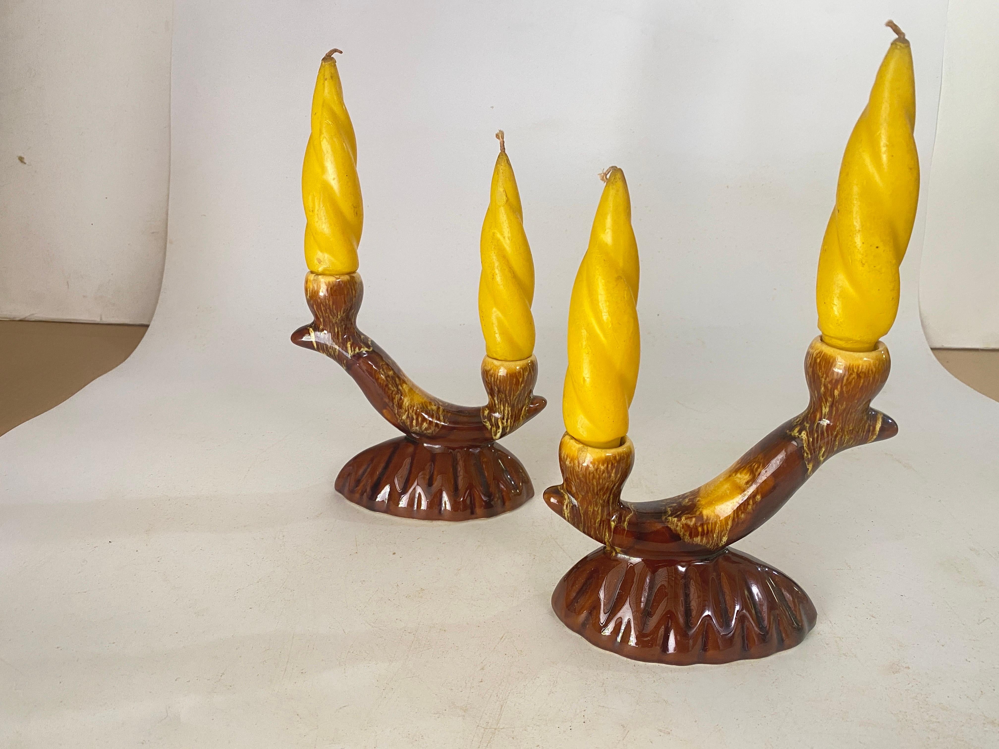 Paar französische Kerzenhalter aus Keramik, Frankreich 1970er Jahre  Mit gelben, alten Kerzen im Angebot 2