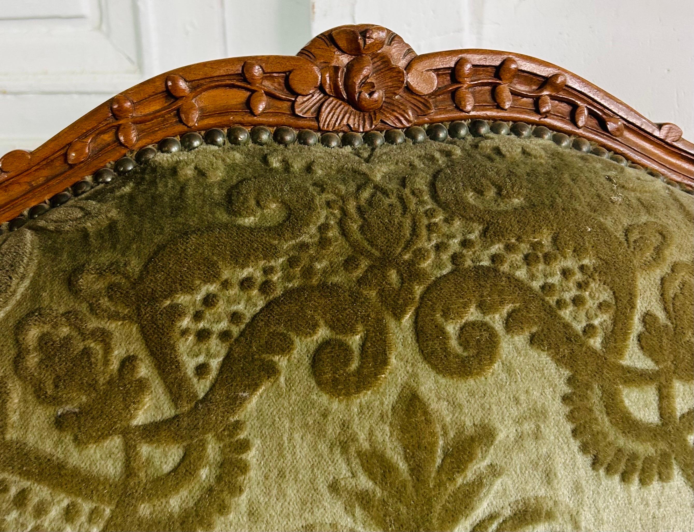 Paire de fauteuils cabriolet Queen Louis XV français tapissés de velours vert 19ème siècle  en vente 3