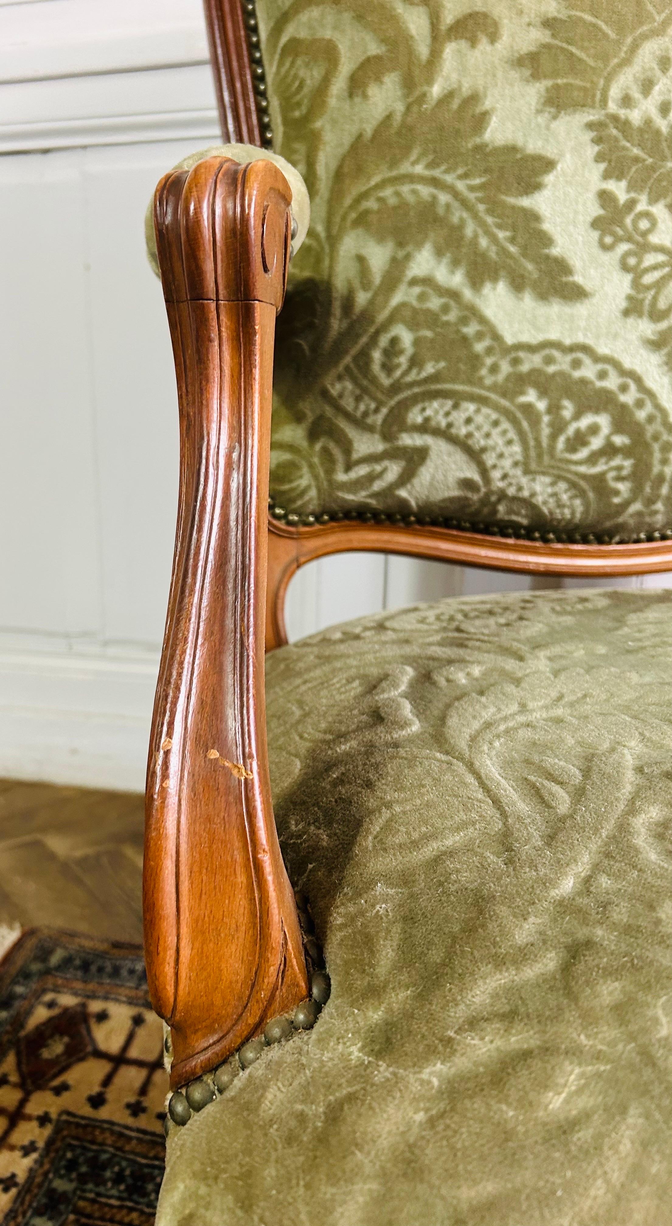 Paire de fauteuils cabriolet Queen Louis XV français tapissés de velours vert 19ème siècle  en vente 4