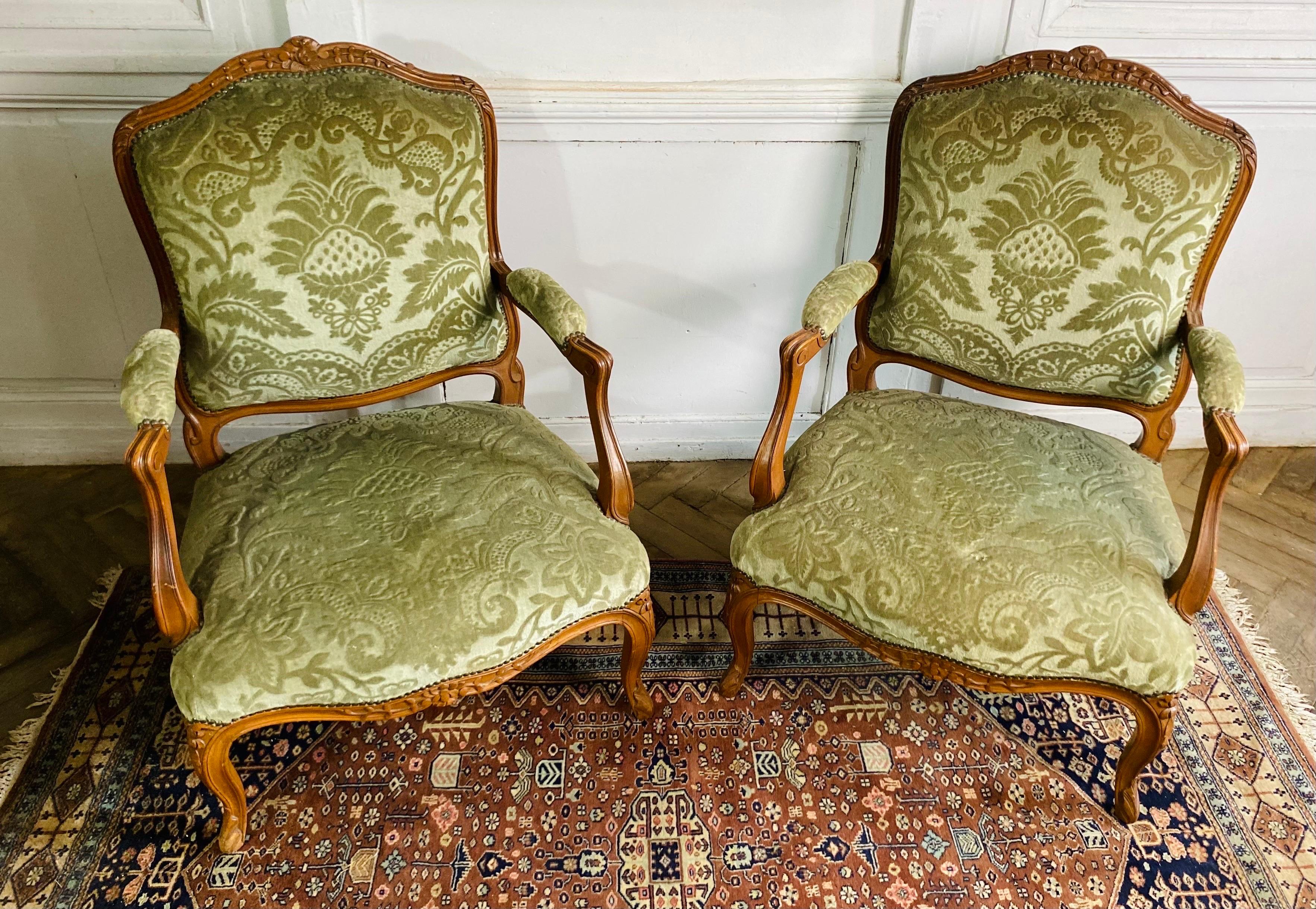 Paire de fauteuils cabriolet Queen Louis XV français tapissés de velours vert 19ème siècle  en vente 9