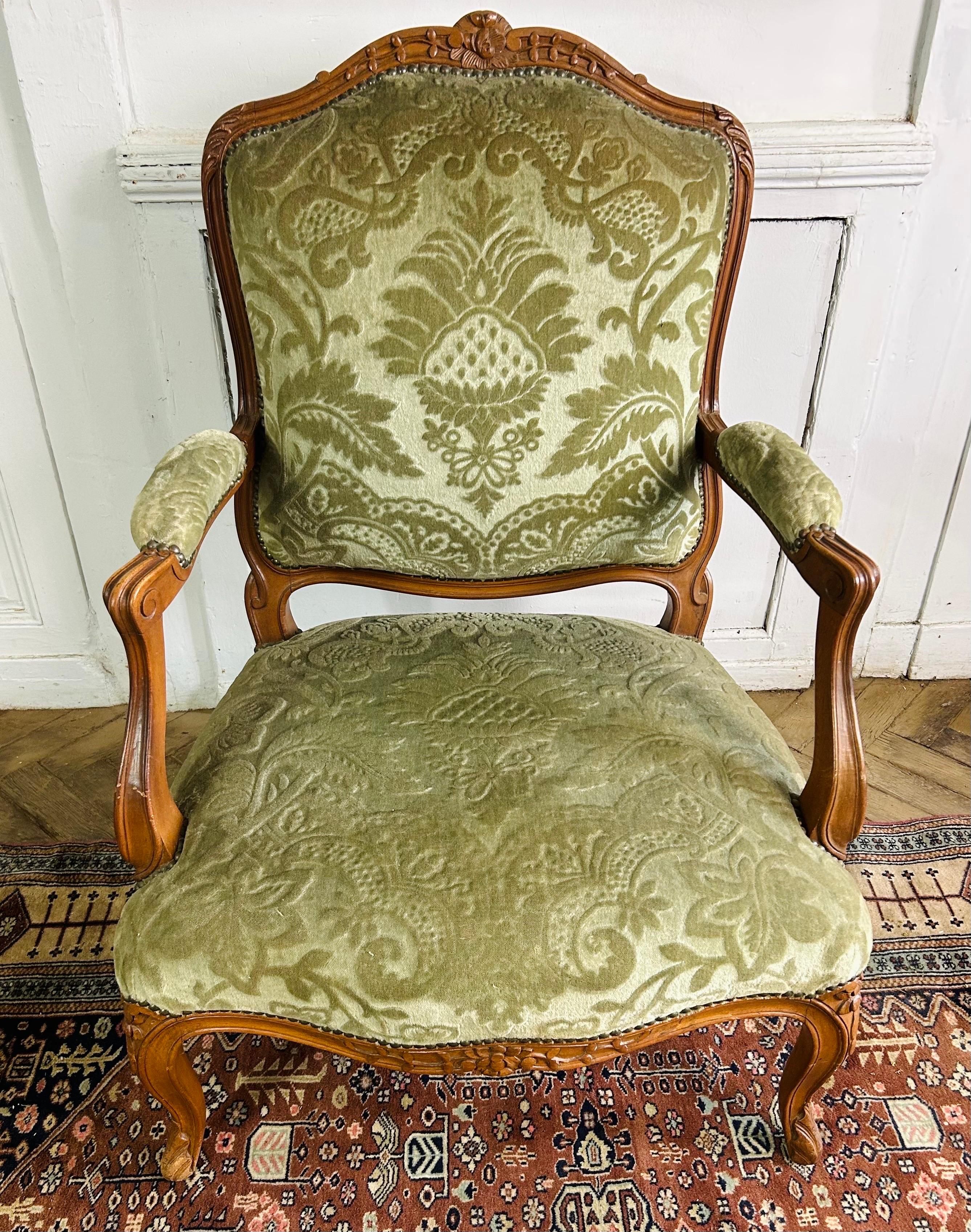 French Pair Queen Louis XV cabriolet armchairs green velvet upholstery 19th  In Good Condition For Sale In Beuzevillette, FR