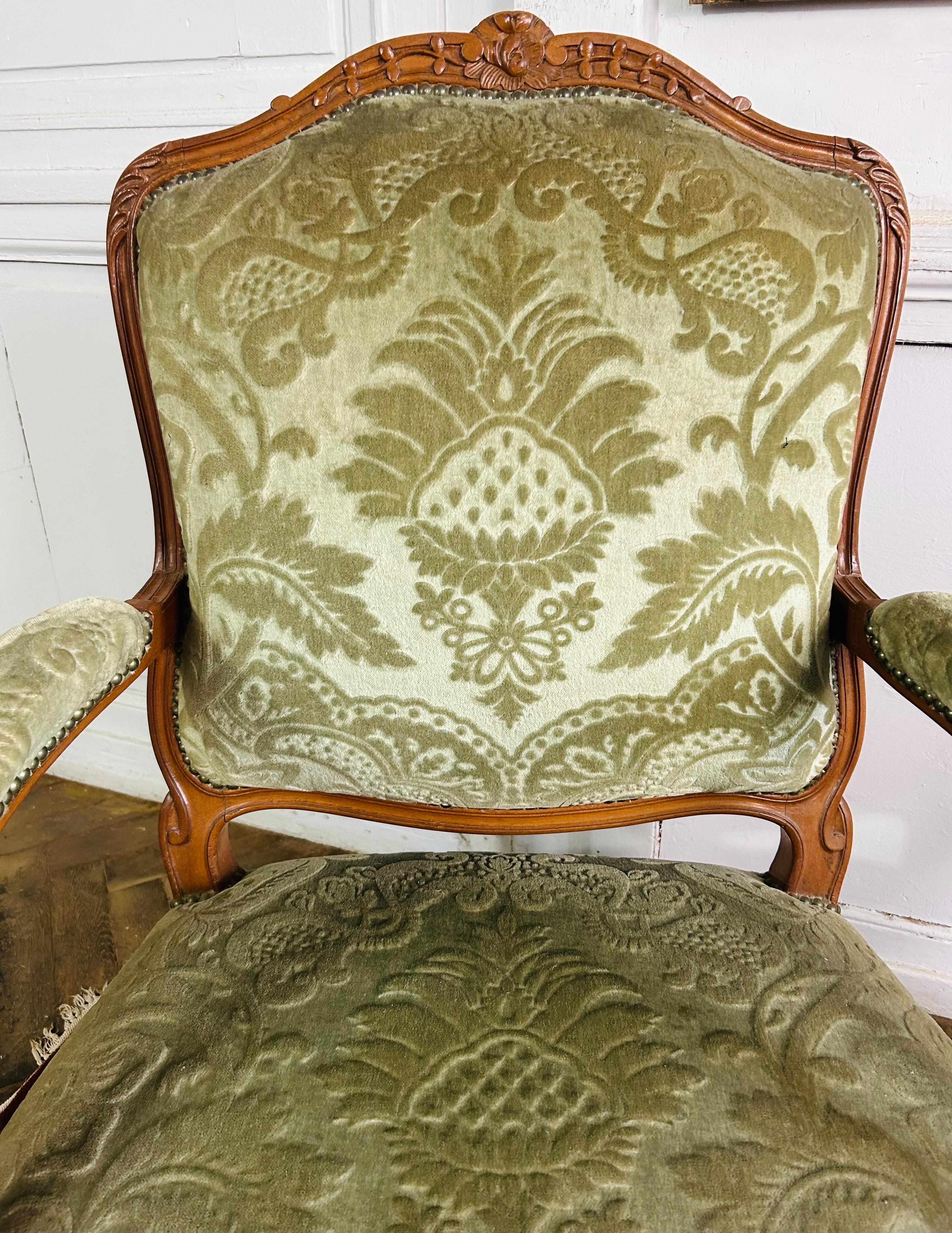 Tissu d'ameublement Paire de fauteuils cabriolet Queen Louis XV français tapissés de velours vert 19ème siècle  en vente