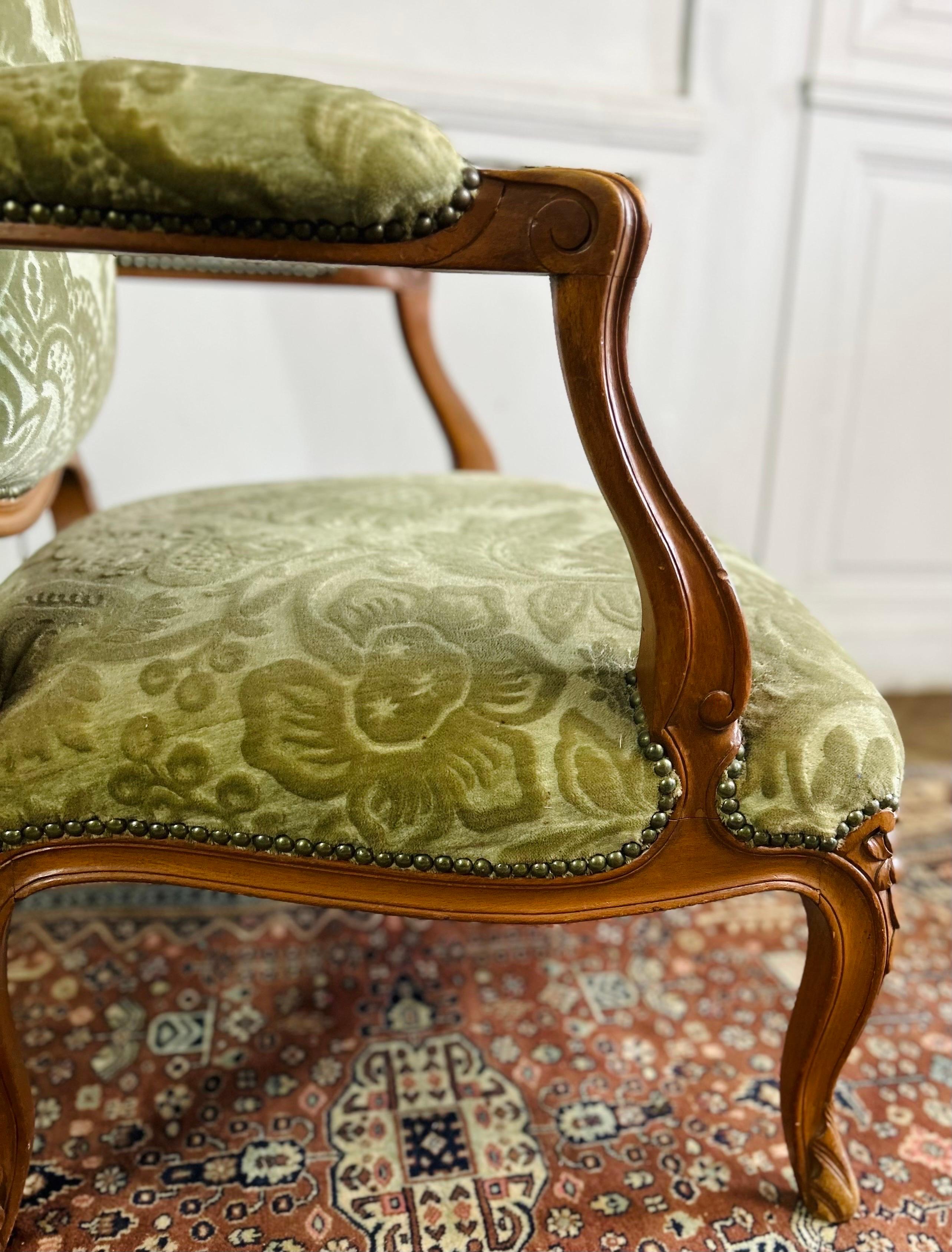 Paire de fauteuils cabriolet Queen Louis XV français tapissés de velours vert 19ème siècle  en vente 1