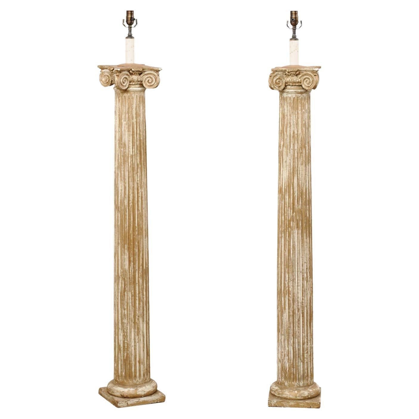 Zwei französische Stehlampen mit einer Leuchte aus ionischen geriffelten Säulen aus dem 19. Jahrhundert