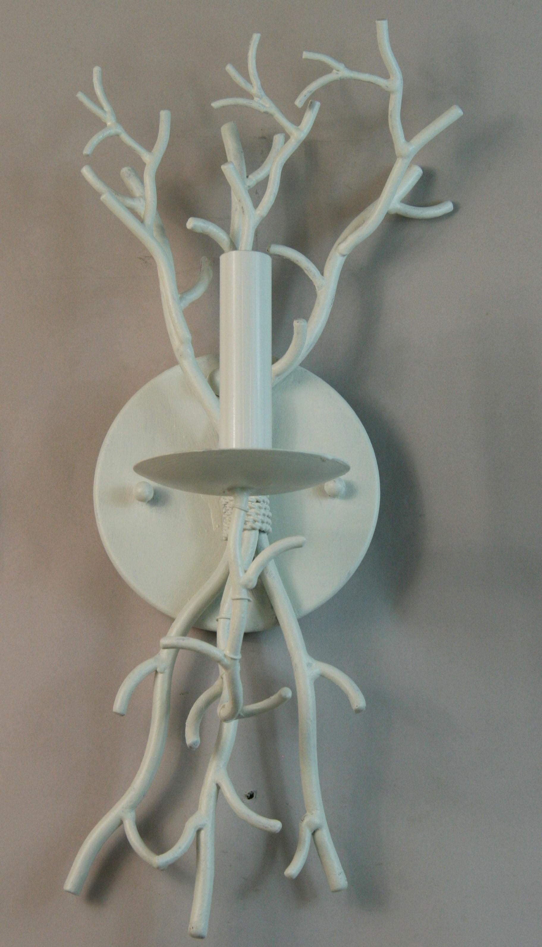 Metà XX secolo Francese  Coppia  Corallo bianco   Applique in metallo, anni '60 in vendita