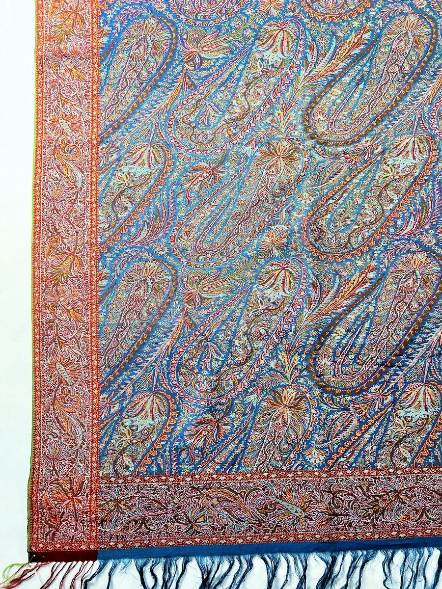 French paisley shawl with blue background decorated with Boteh - Lyon Circa 1850 In Good Condition In Toulon, FR
