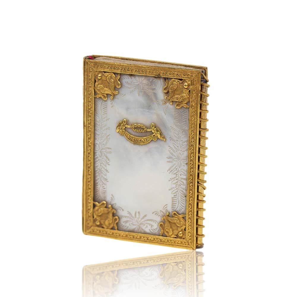 Karl X. CIRCA 1822

Wir freuen uns, Ihnen dieses französische Palais-Royal-Notizbuch aus Perlmutt in Ormolu anbieten zu können. Das Notizbuch in außergewöhnlichem Zustand schön mit Zwillings-Perlen auf der Vorderseite, die ein Band mit Souvenir