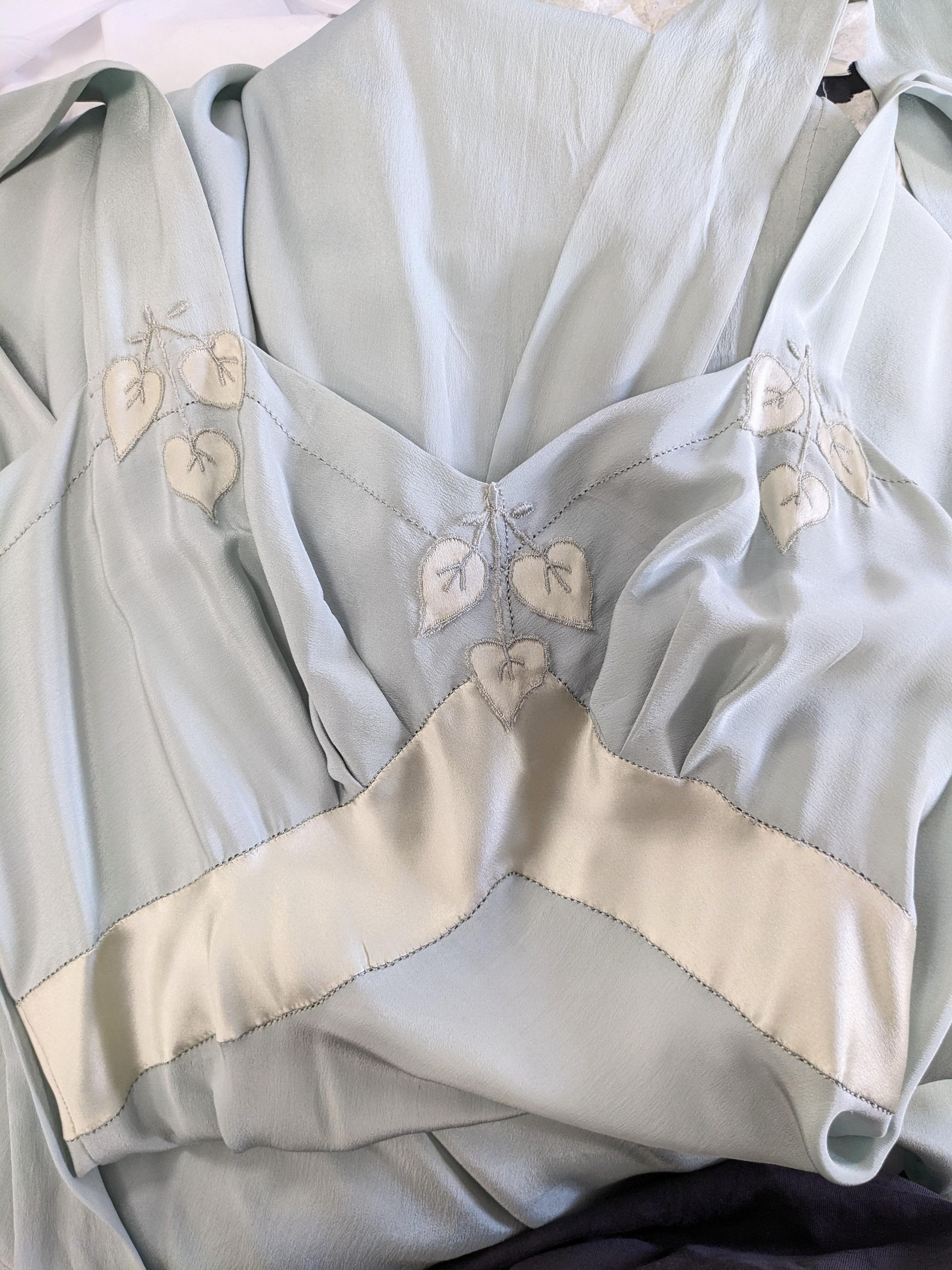Sehr ungewöhnliches langes französisches Kleid aus Seidenkrepp und Seidensatin aus den 1930er Jahren in blassem Schieferblau. Seidensatin-Philodendronblatt-Applikation auf dem Mieder und Satin-Tailleneinsatz mit langen Satin-Selbstbindern an den