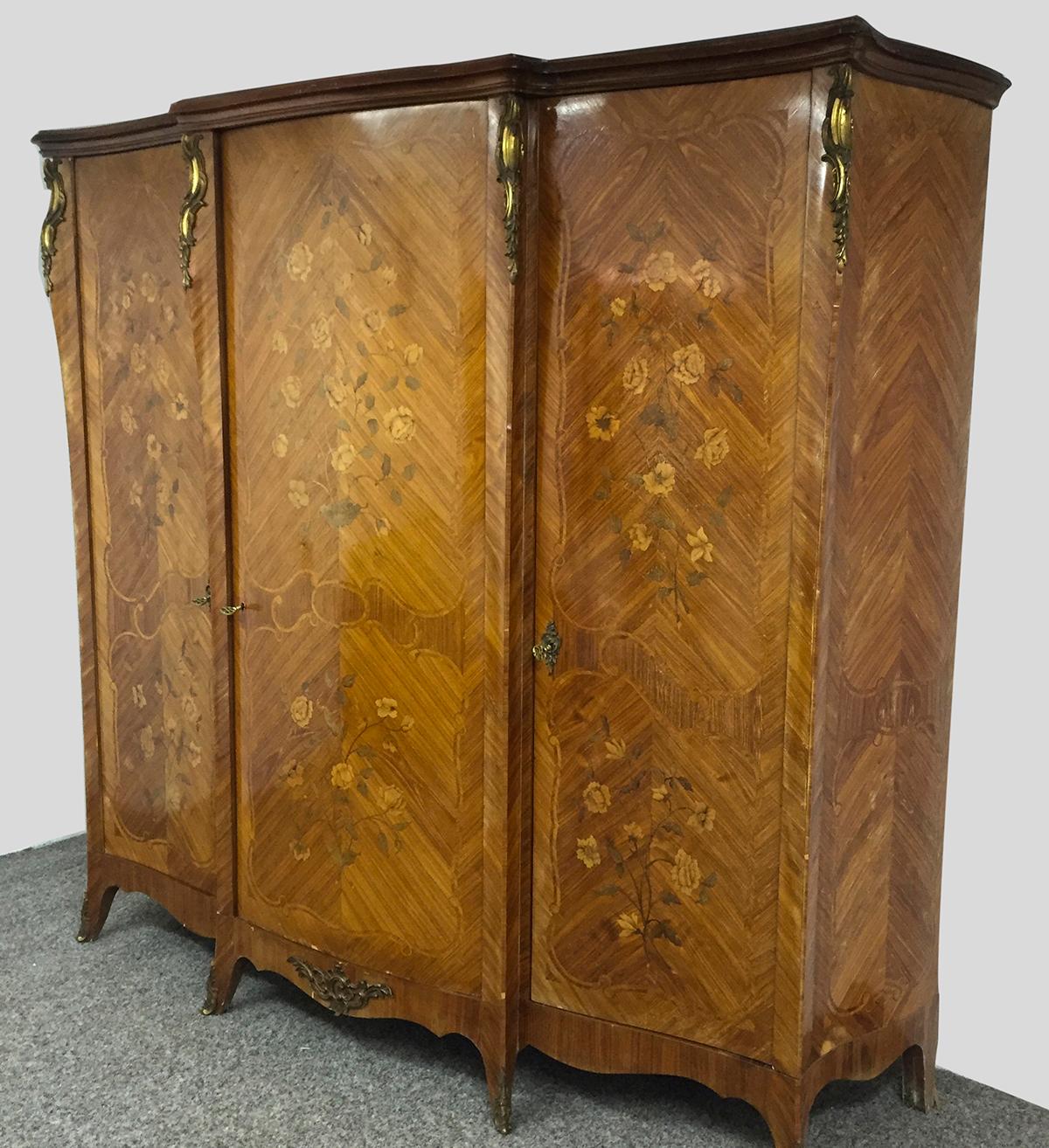 French Palisander Marquetry Armoire Louis XV Style In Good Condition For Sale In Sofia, BG