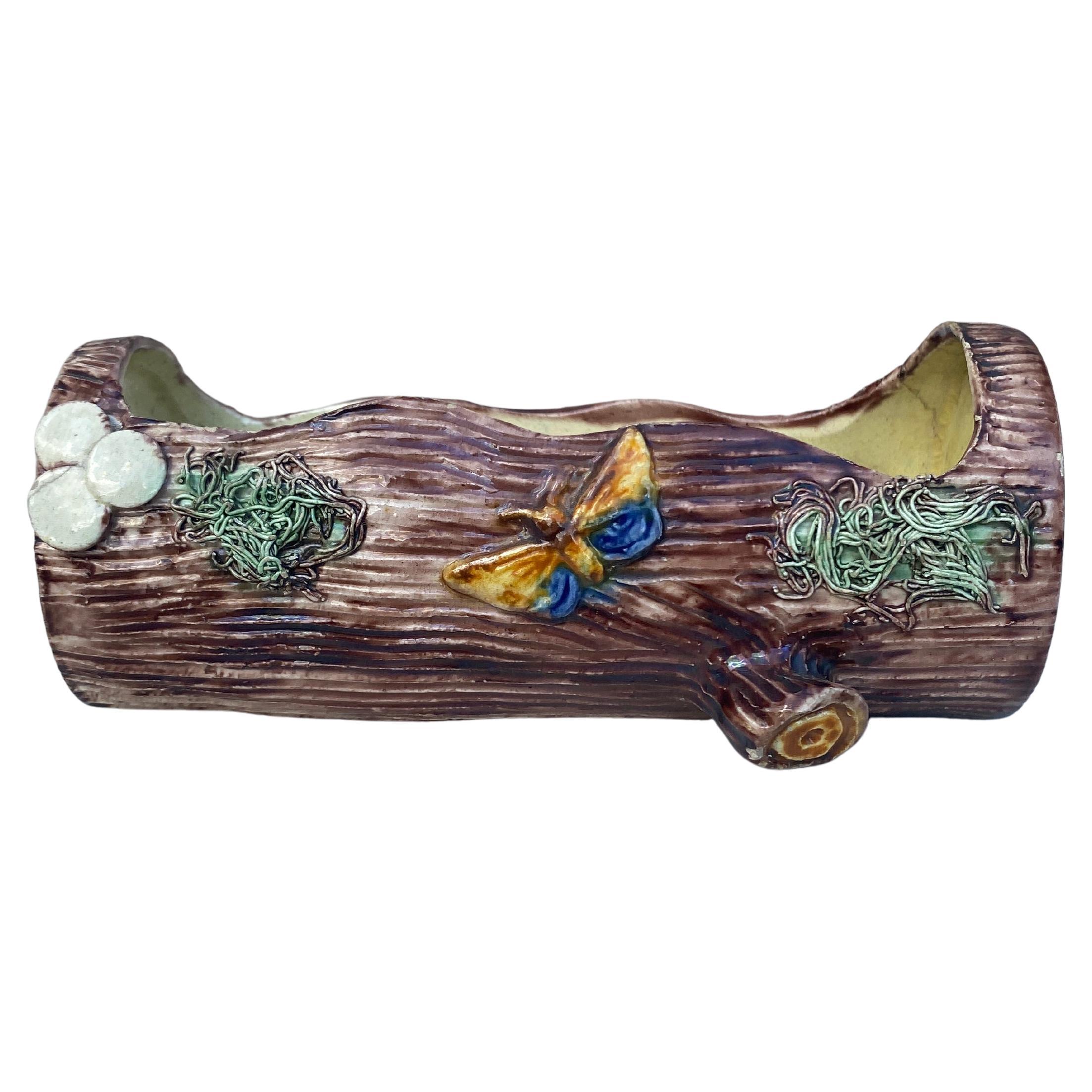 Jardinière à coffre en majolique de Palissy du XIXe siècle avec un papillon.
L / 6.3 inches.