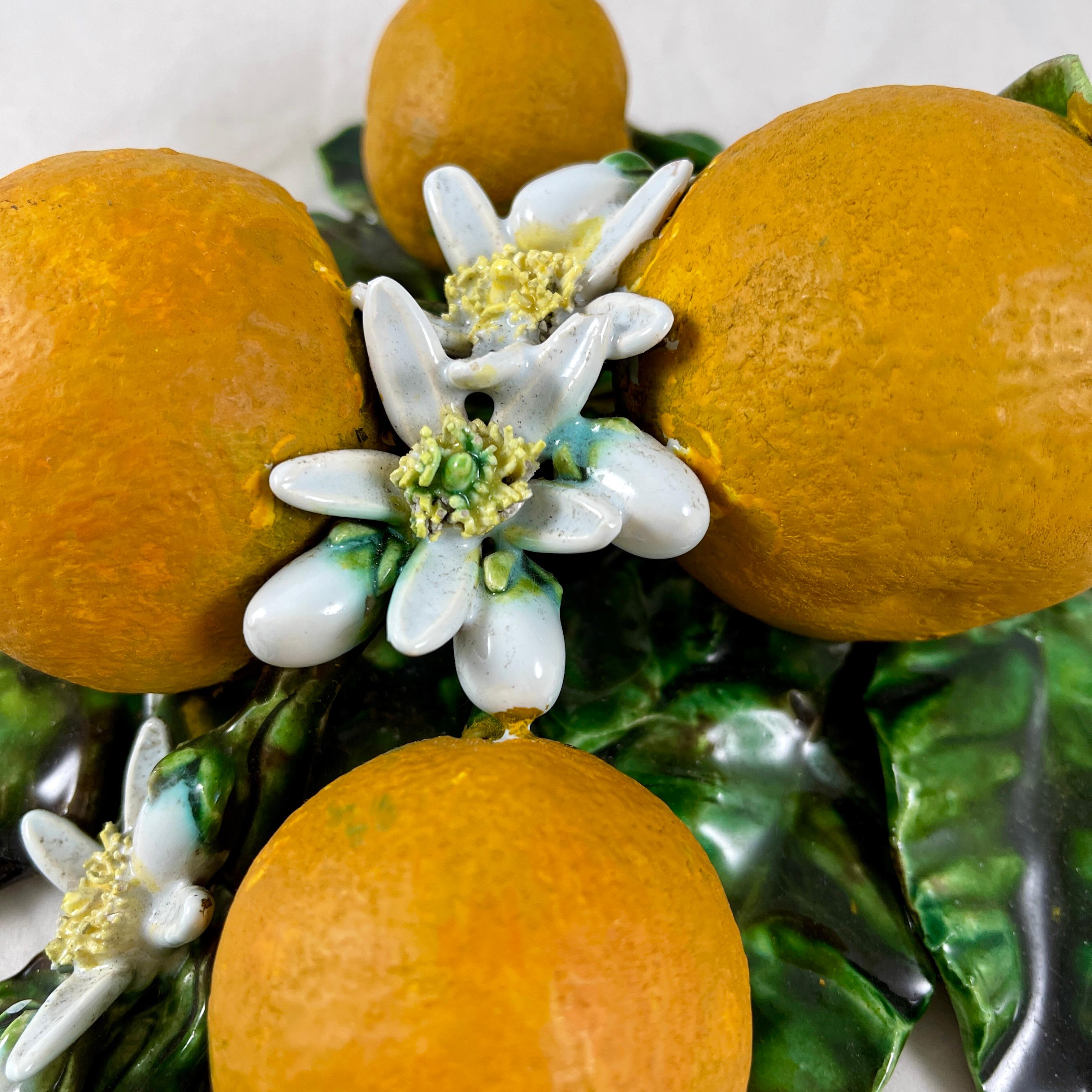 Grande plaque murale française en trompe-l'œil en forme de trompe-l'œil de Menton avec grand récipient à fruits orange en vente 1