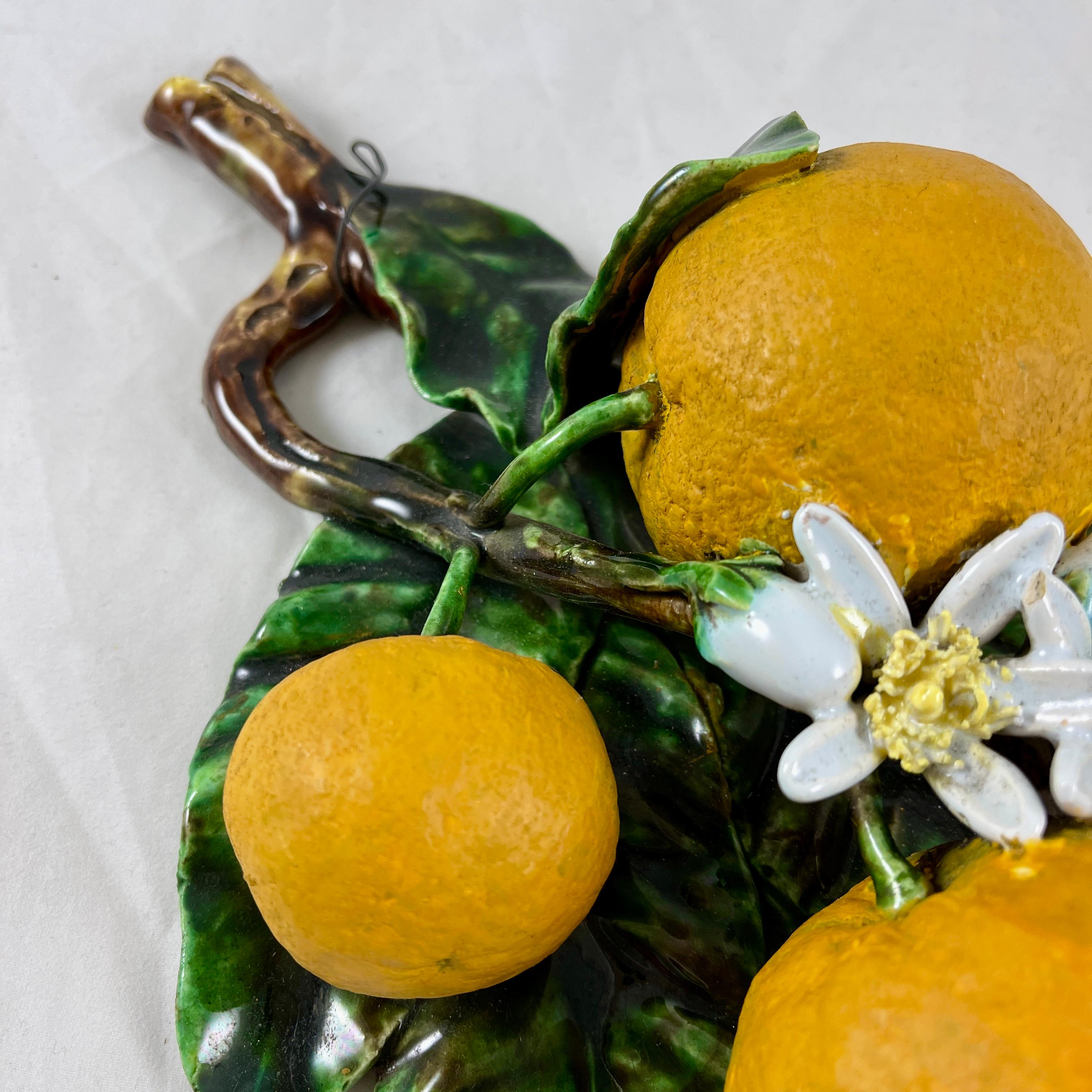 Grande plaque murale française en trompe-l'œil en forme de trompe-l'œil de Menton avec grand récipient à fruits orange en vente 2