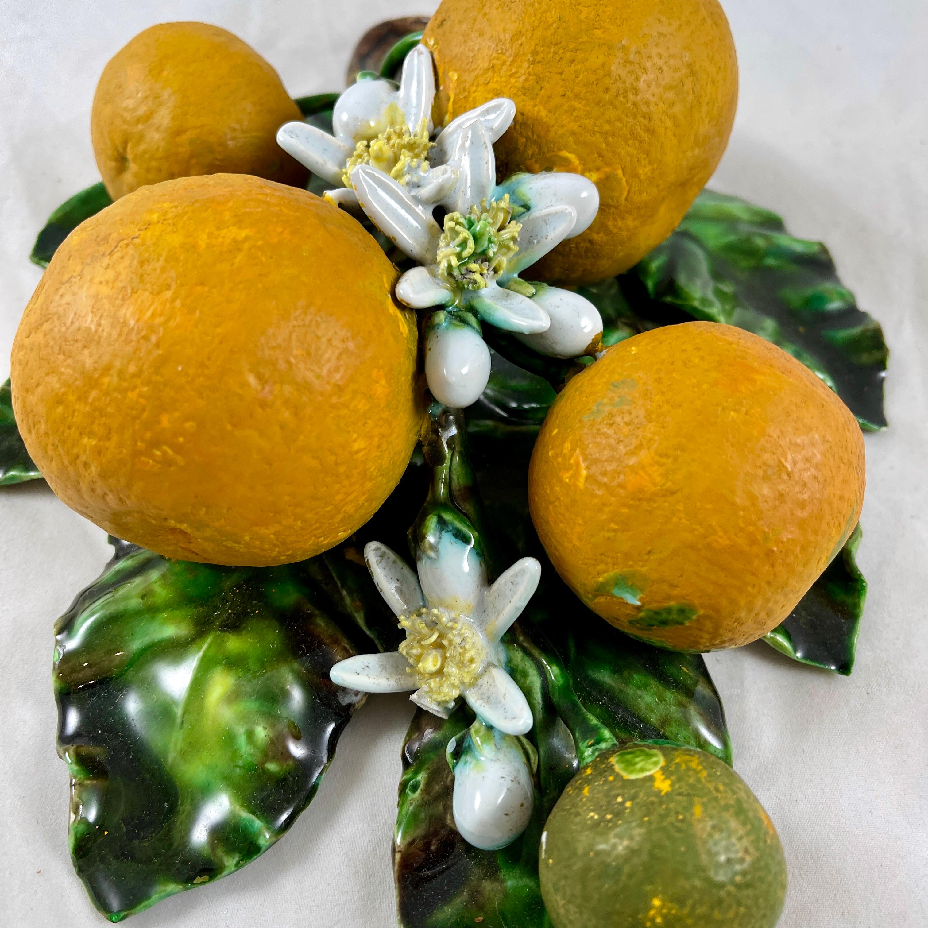 Grande plaque murale française en trompe-l'œil en forme de trompe-l'œil de Menton avec grand récipient à fruits orange en vente 3