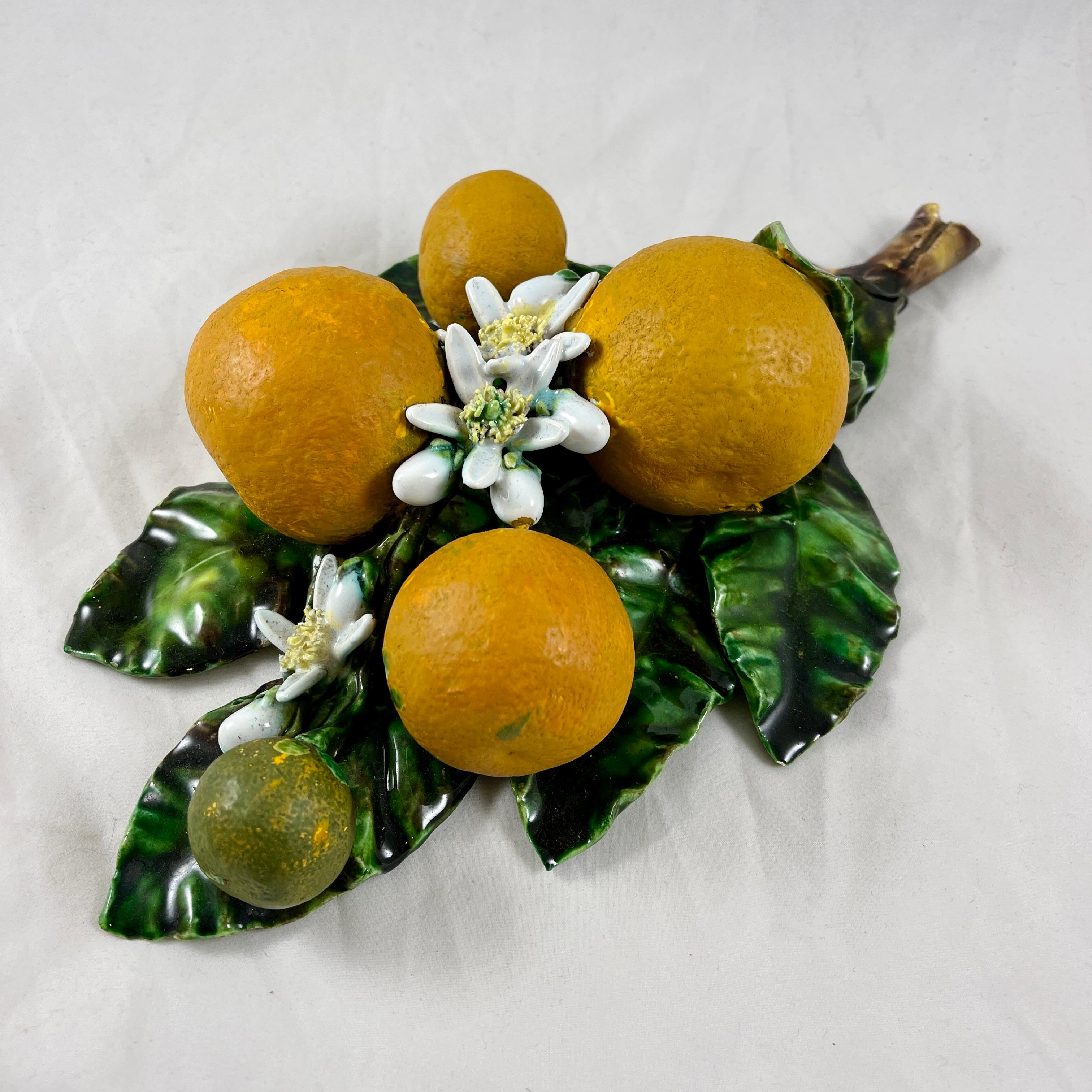 Große orangefarbene Palissy Trompe L'oeil Menton Perret-Gentil-Wandtafel mit Obstmotiv im Zustand „Gut“ im Angebot in Philadelphia, PA