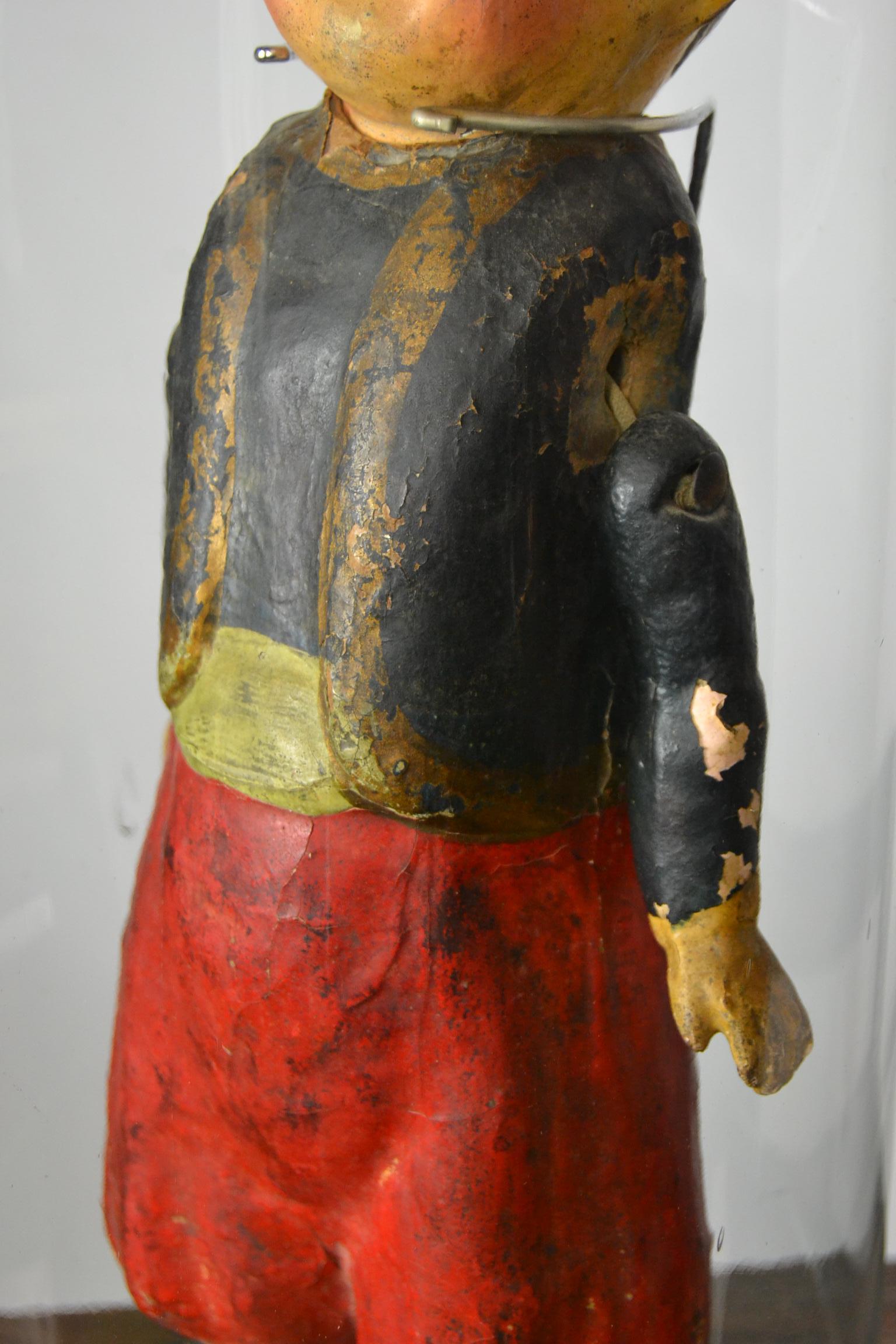 Papier-Mâché-Puppe unter antiker Glaskuppel 6