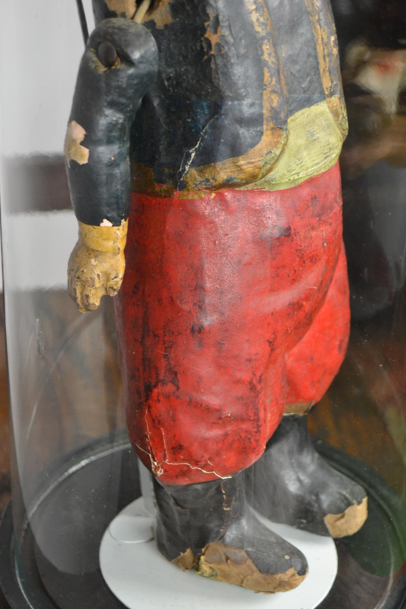 Papier-Mâché-Puppe unter antiker Glaskuppel 9