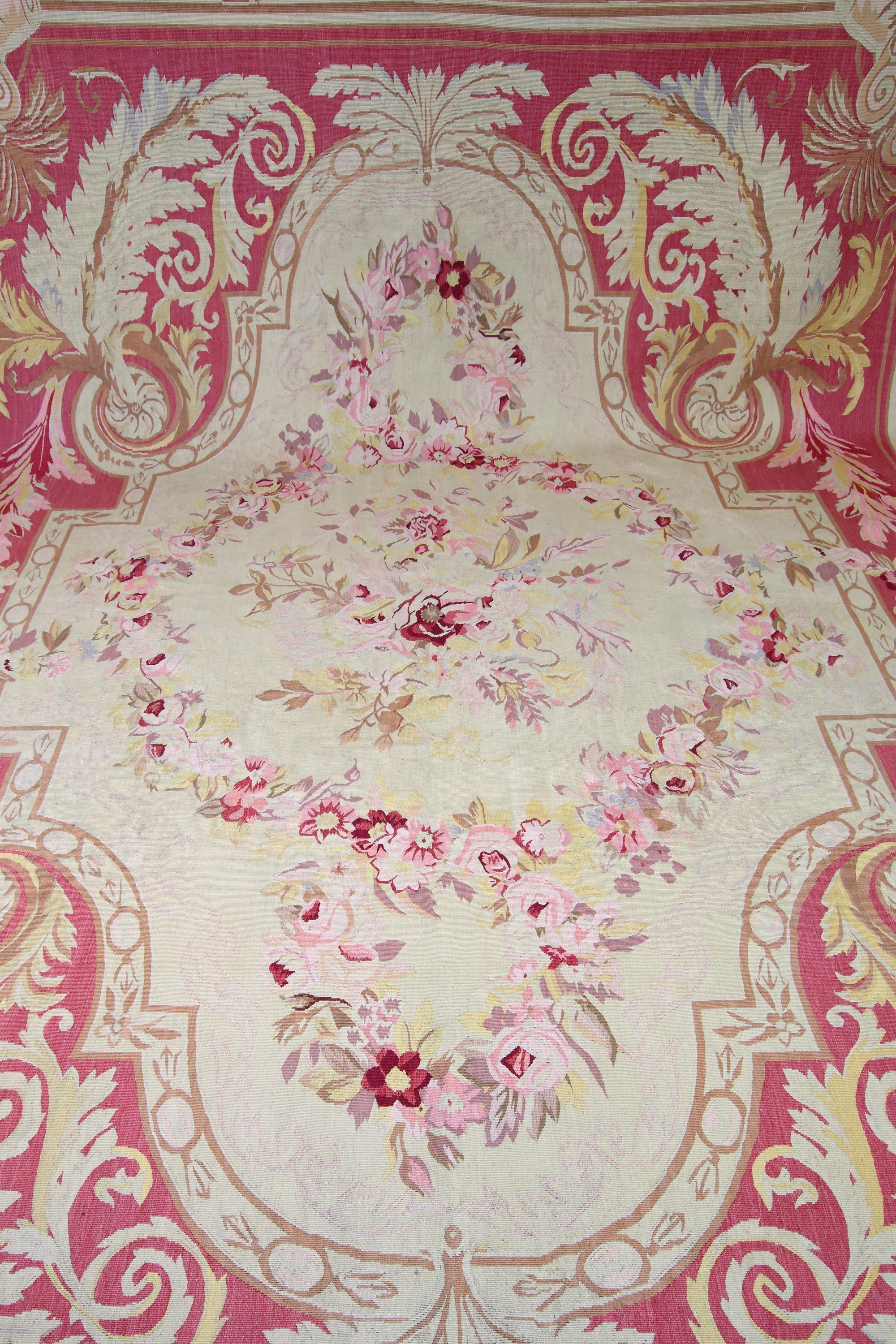 Tapis d'Aubusson français/parisien Louis XVI à fleurs roses, circa 1900

Tapis d'Aubusson anciennement tissé en tapisserie de style Louis XVI présentant un grand cartouche incurvé de couleur crème sur un fond de couleur rose. Le cartouche renferme