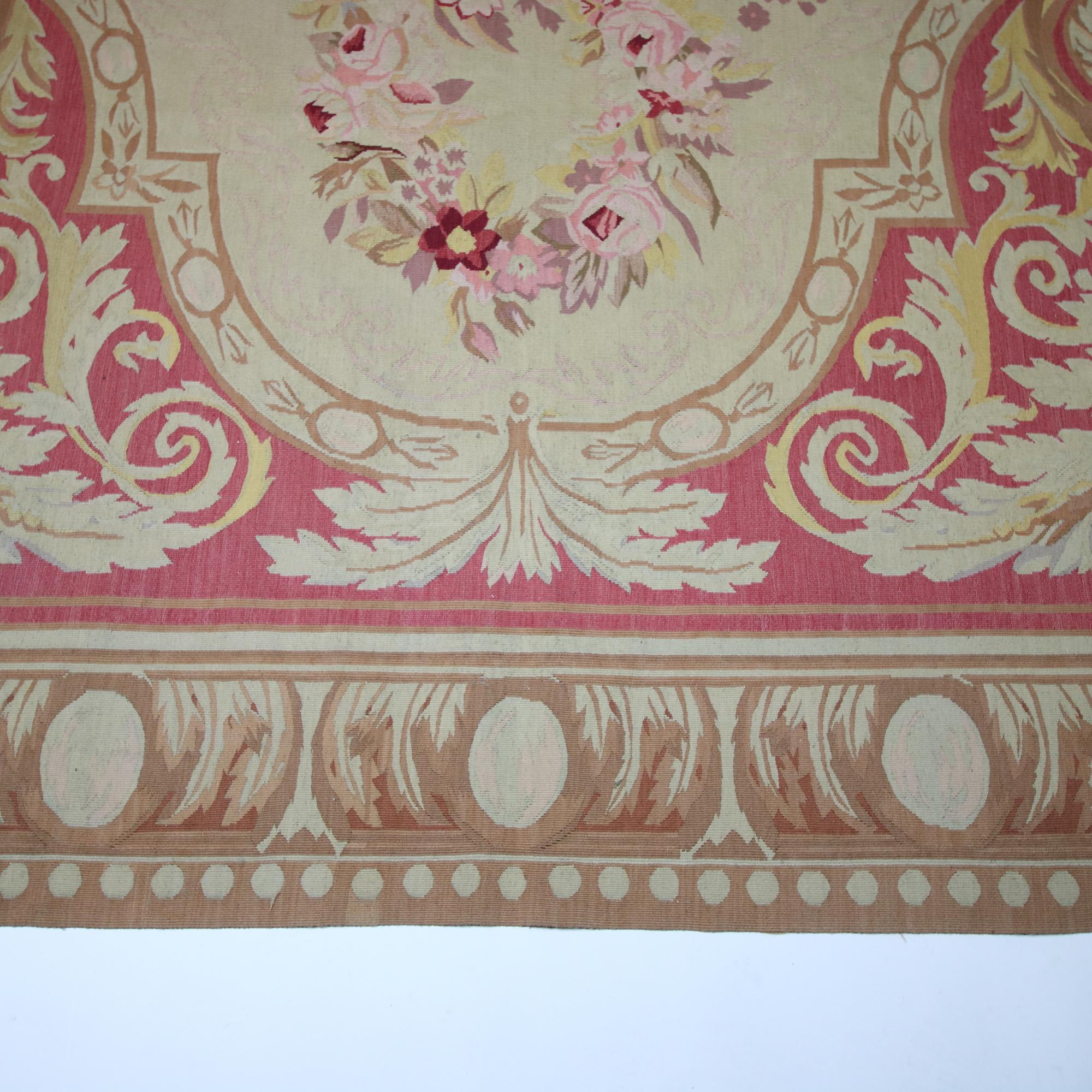 Tissage French/Paris Louis XVI Belle Epoque Tapis floral d'Aubusson, circa 1900 en vente