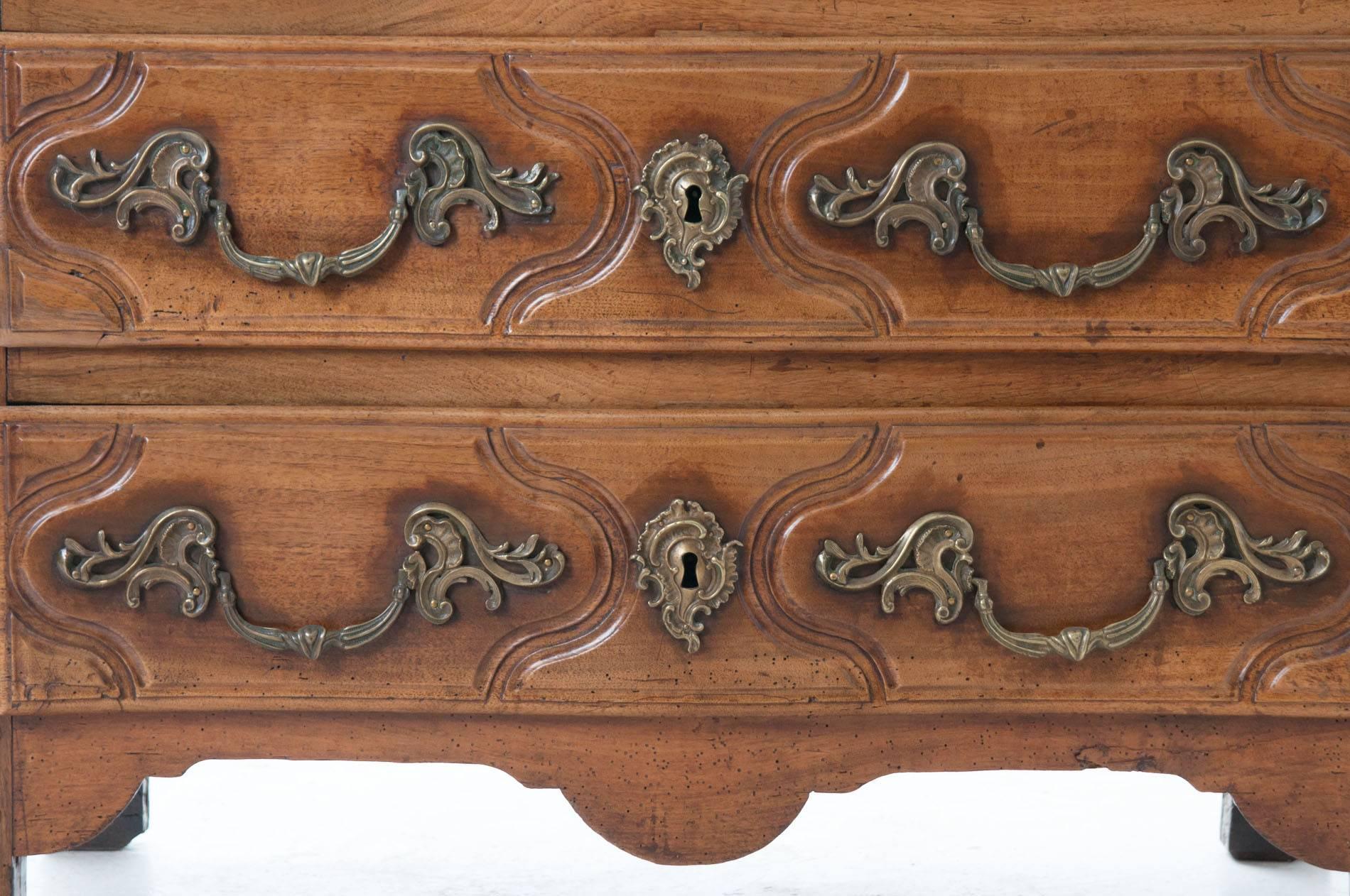 Hand-Carved French Parisian 18th Century Marble-Top Commode For Sale