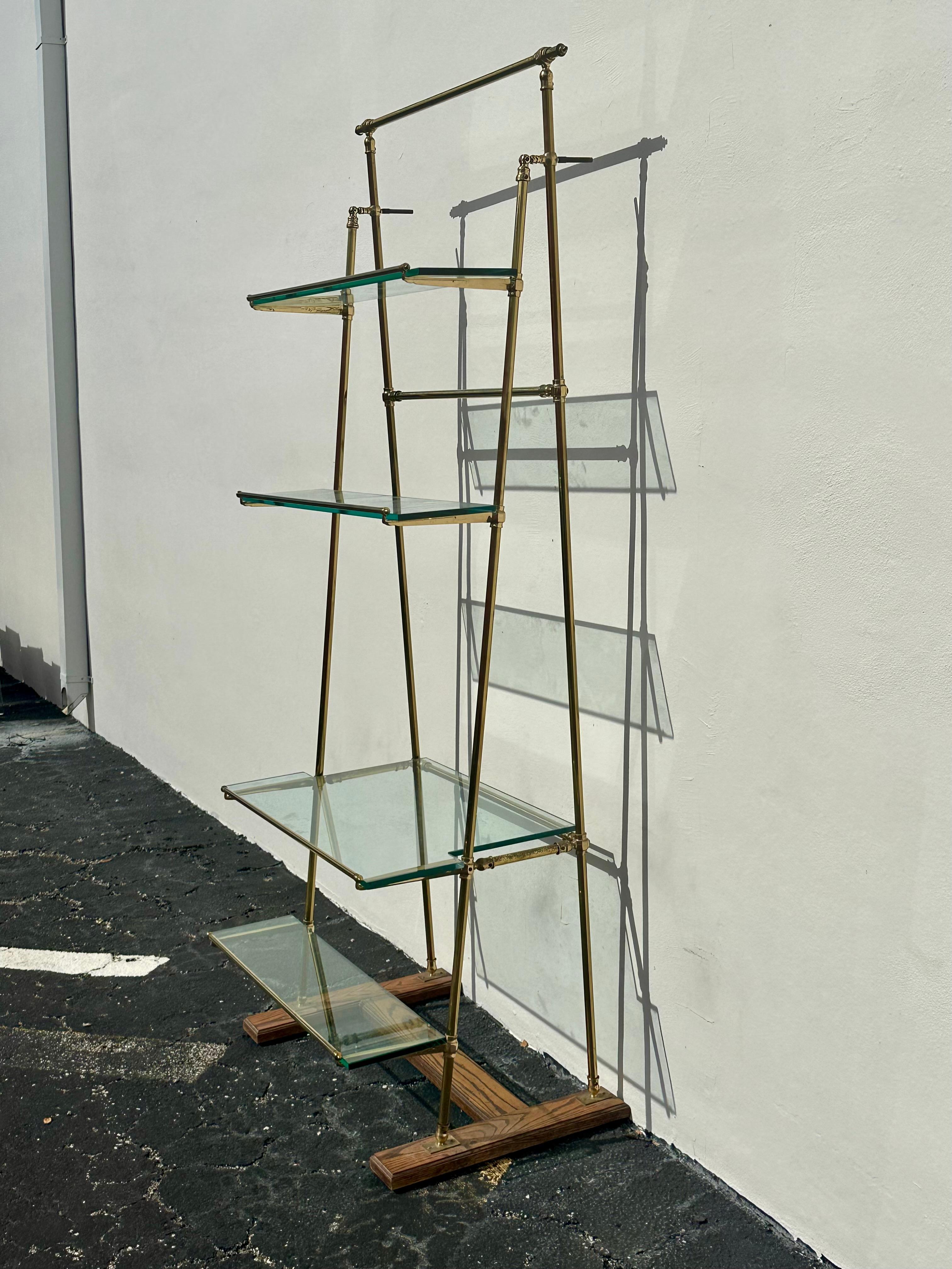Espositore per liquori parigino da bar o bistrot in ottone, vetro, legno, scaffale In condizioni buone in vendita a Fort Lauderdale, FL
