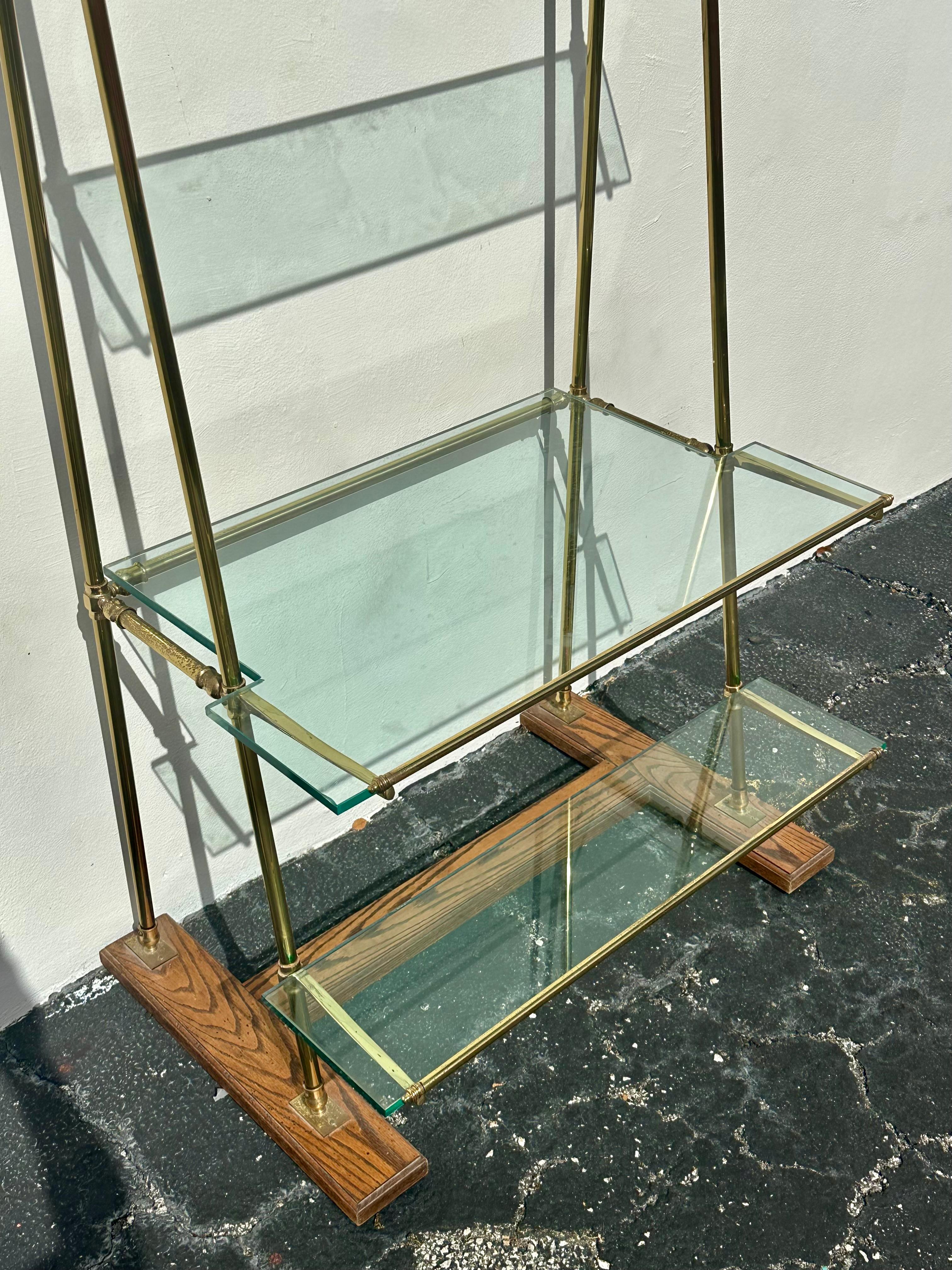 Espositore per liquori parigino da bar o bistrot in ottone, vetro, legno, scaffale in vendita 1
