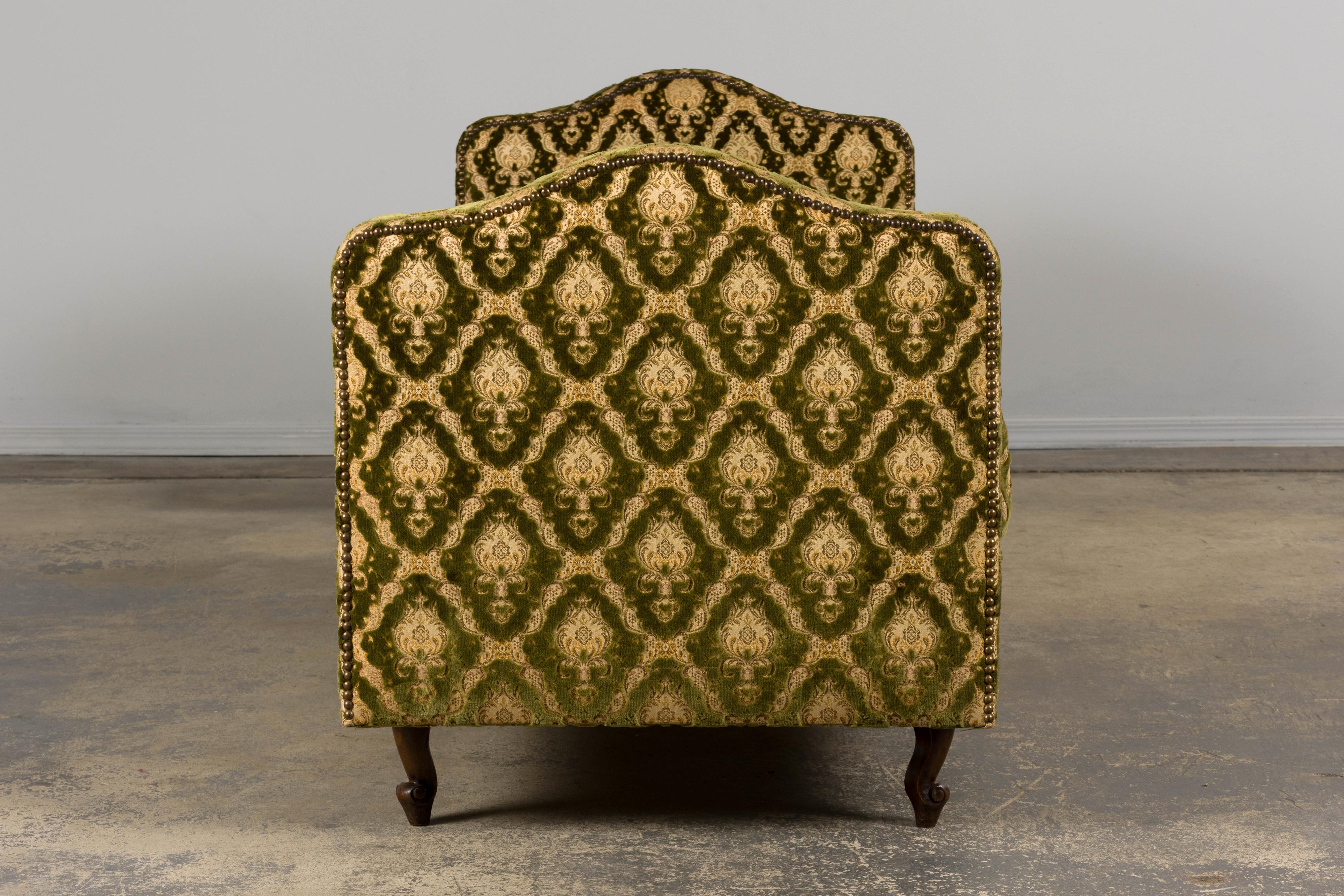 Sofá-cama francés estilo Luis XV parisino en damasco de terciopelo verde en venta 3
