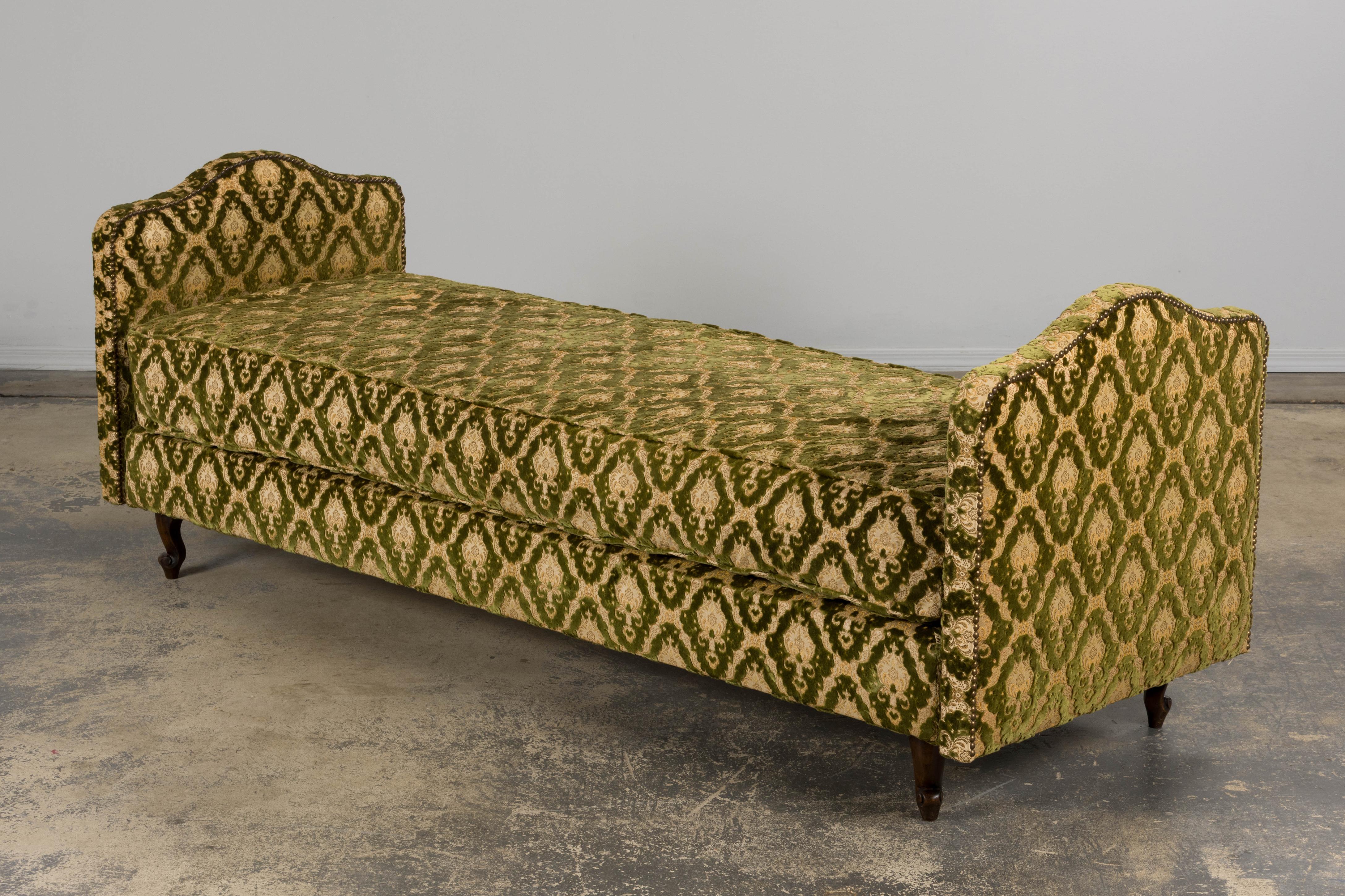 Sofá-cama francés estilo Luis XV parisino en damasco de terciopelo verde en venta 5