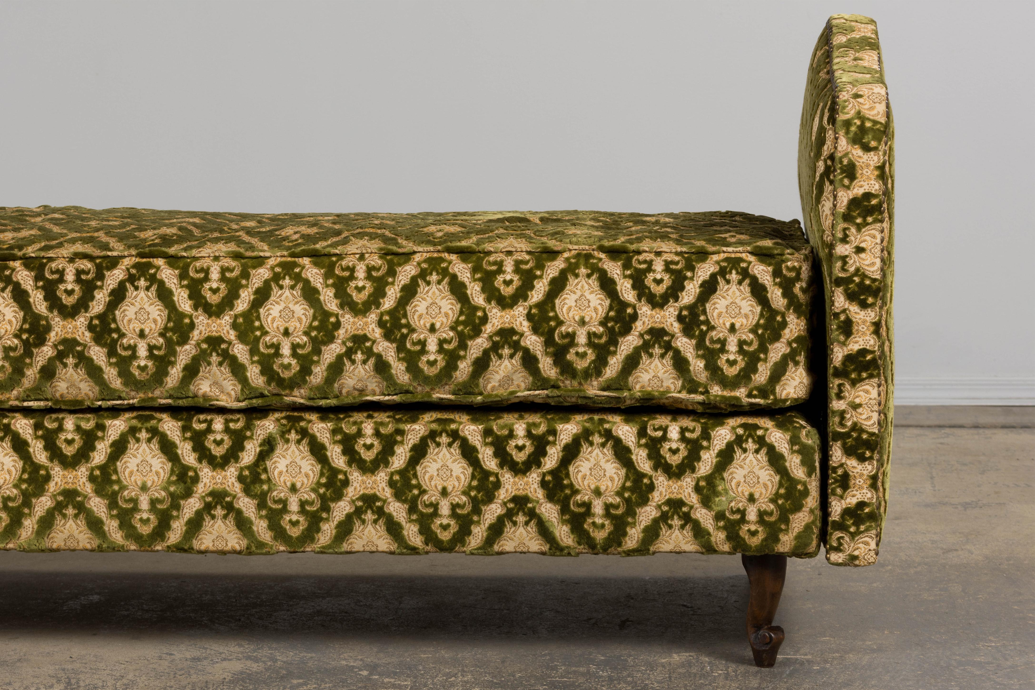 Sofá-cama francés estilo Luis XV parisino en damasco de terciopelo verde en venta 7