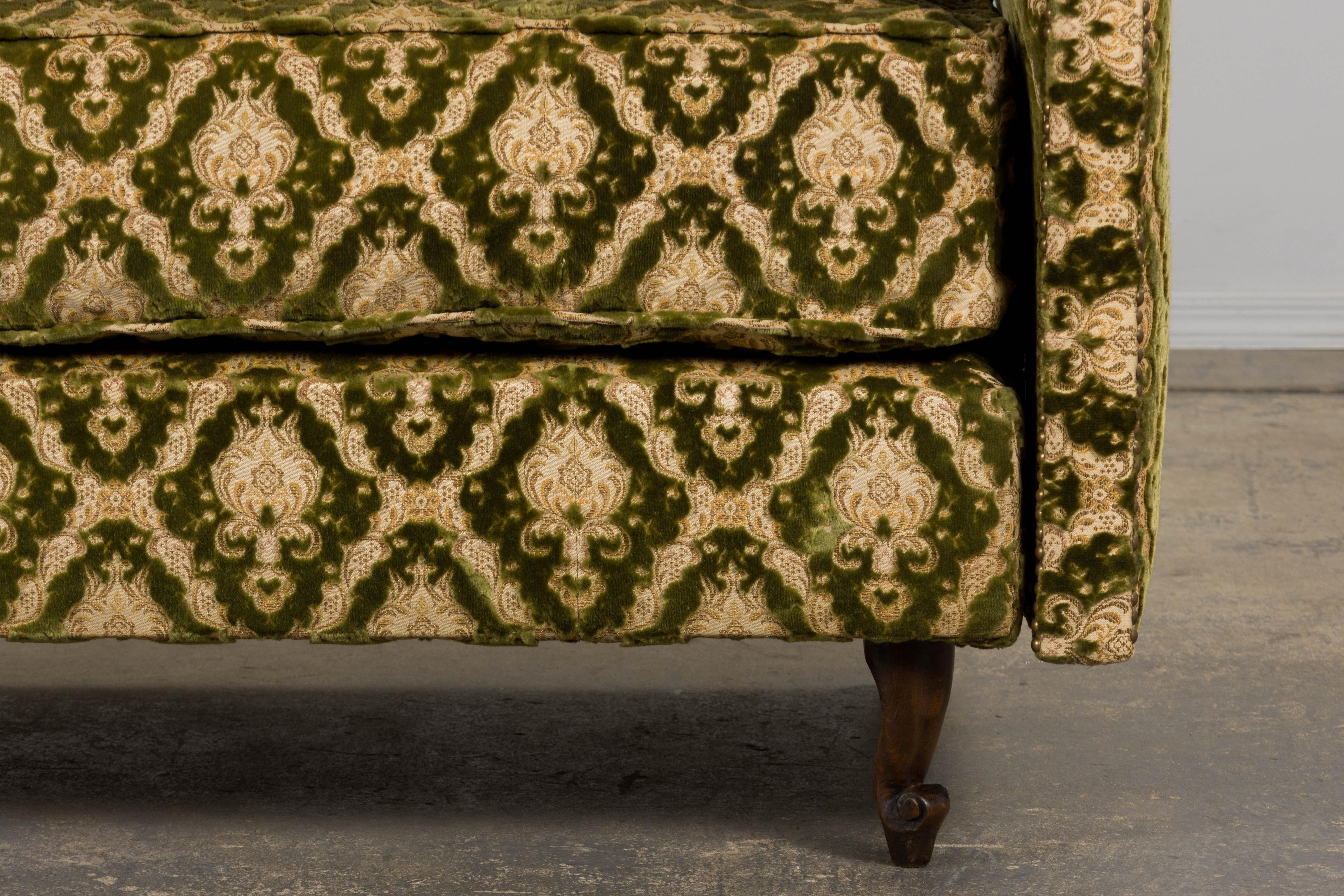Sofá-cama francés estilo Luis XV parisino en damasco de terciopelo verde en venta 8