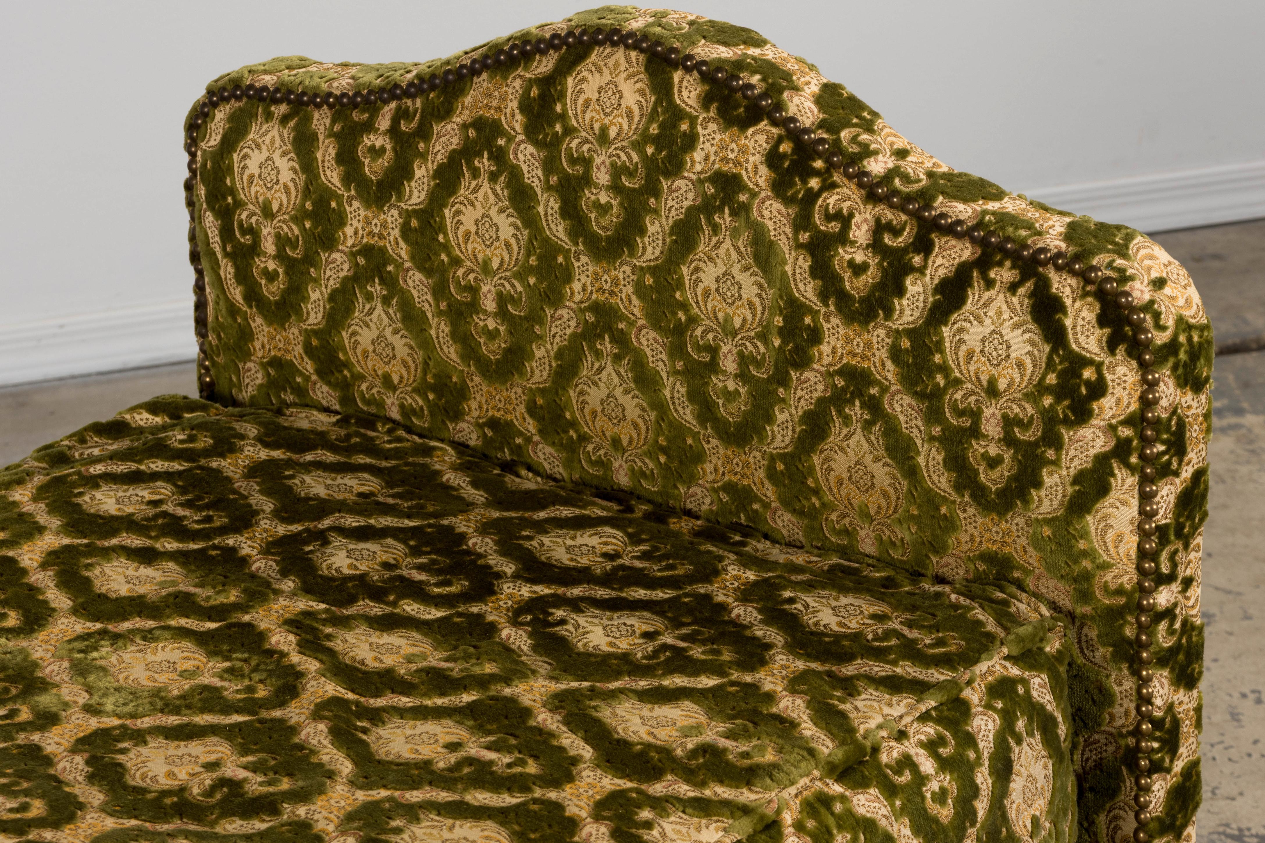 Sofá-cama francés estilo Luis XV parisino en damasco de terciopelo verde en venta 10