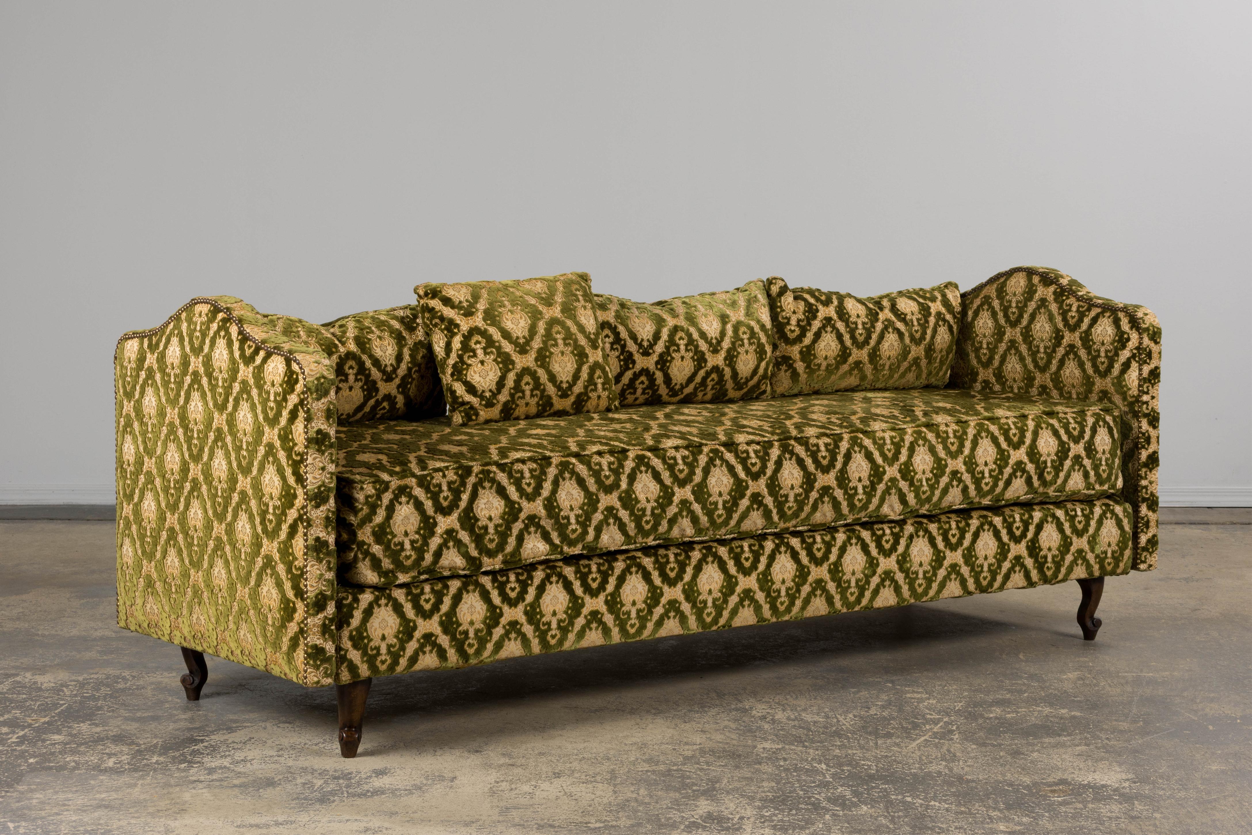 Lujoso sofá cama francés de mediados del siglo XX fabricado en estilo Luis XV por Tréca Paris, un distinguido fabricante francés de camas y colchones de alta gama fundado en 1935 en la región de Alsacia. Fabricado en madera maciza, presenta brazos