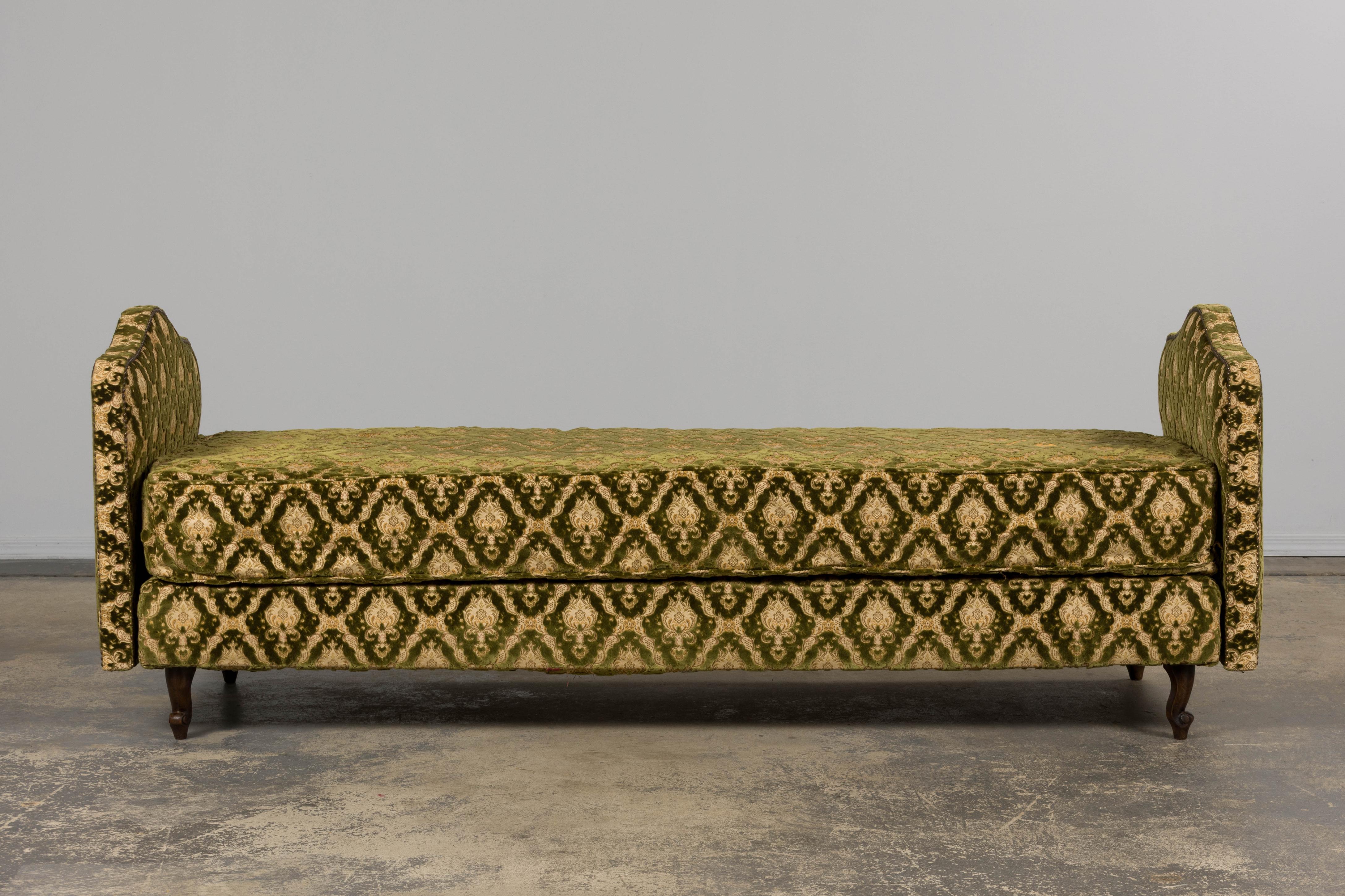 Sofá-cama francés estilo Luis XV parisino en damasco de terciopelo verde en venta 13