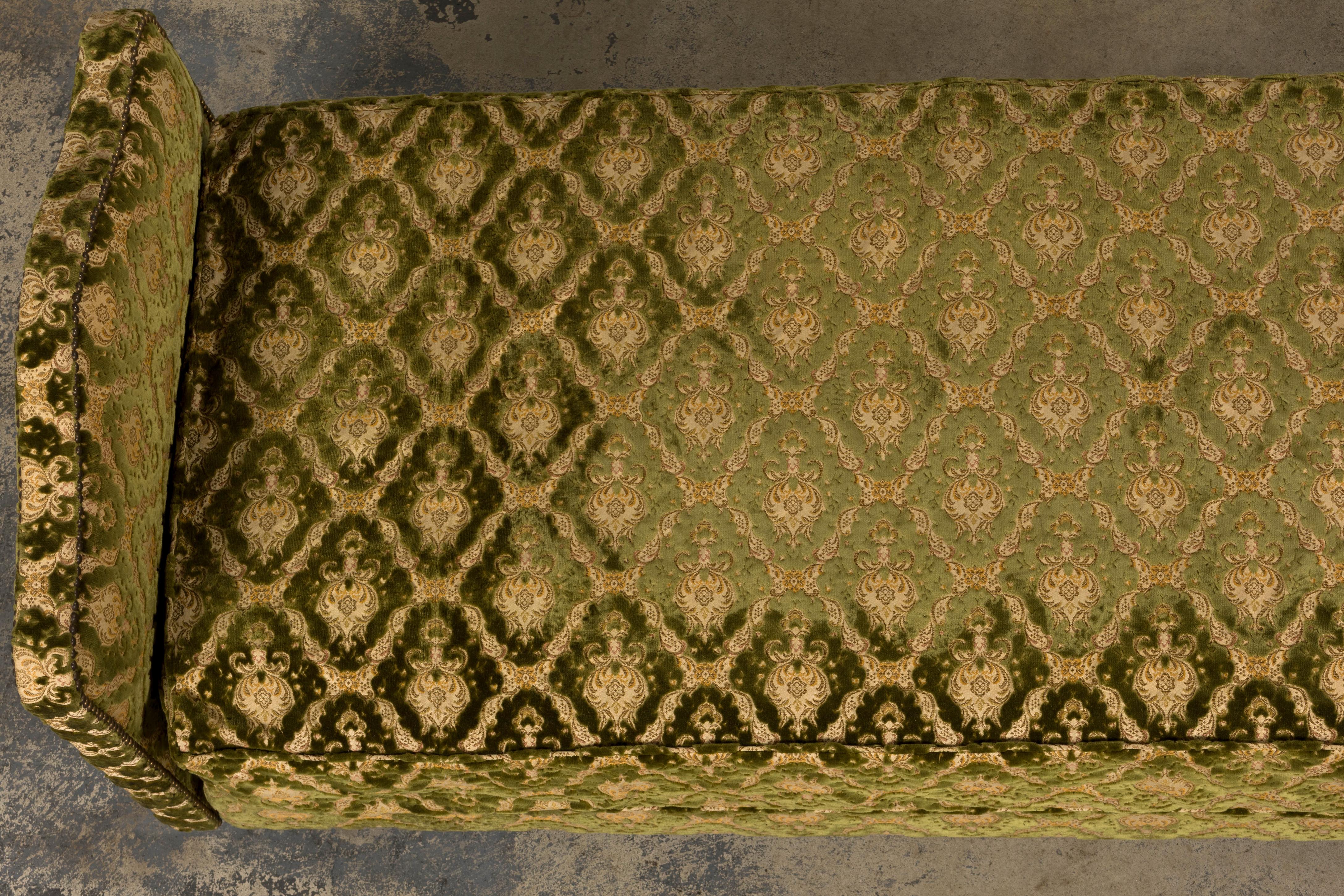 Sofá-cama francés estilo Luis XV parisino en damasco de terciopelo verde en Bueno estado para la venta en Astoria, NY