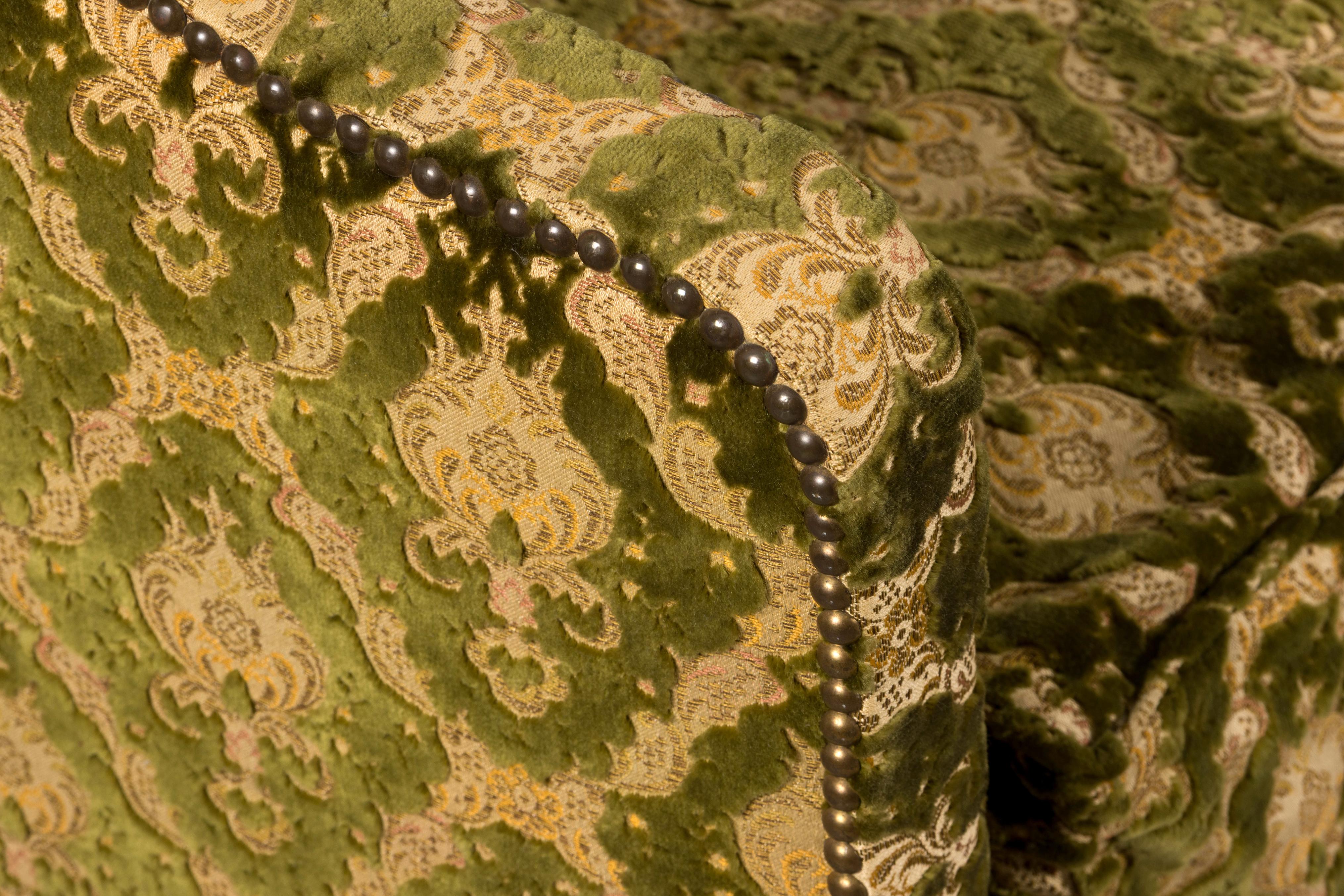 Sofá-cama francés estilo Luis XV parisino en damasco de terciopelo verde Damasco en venta