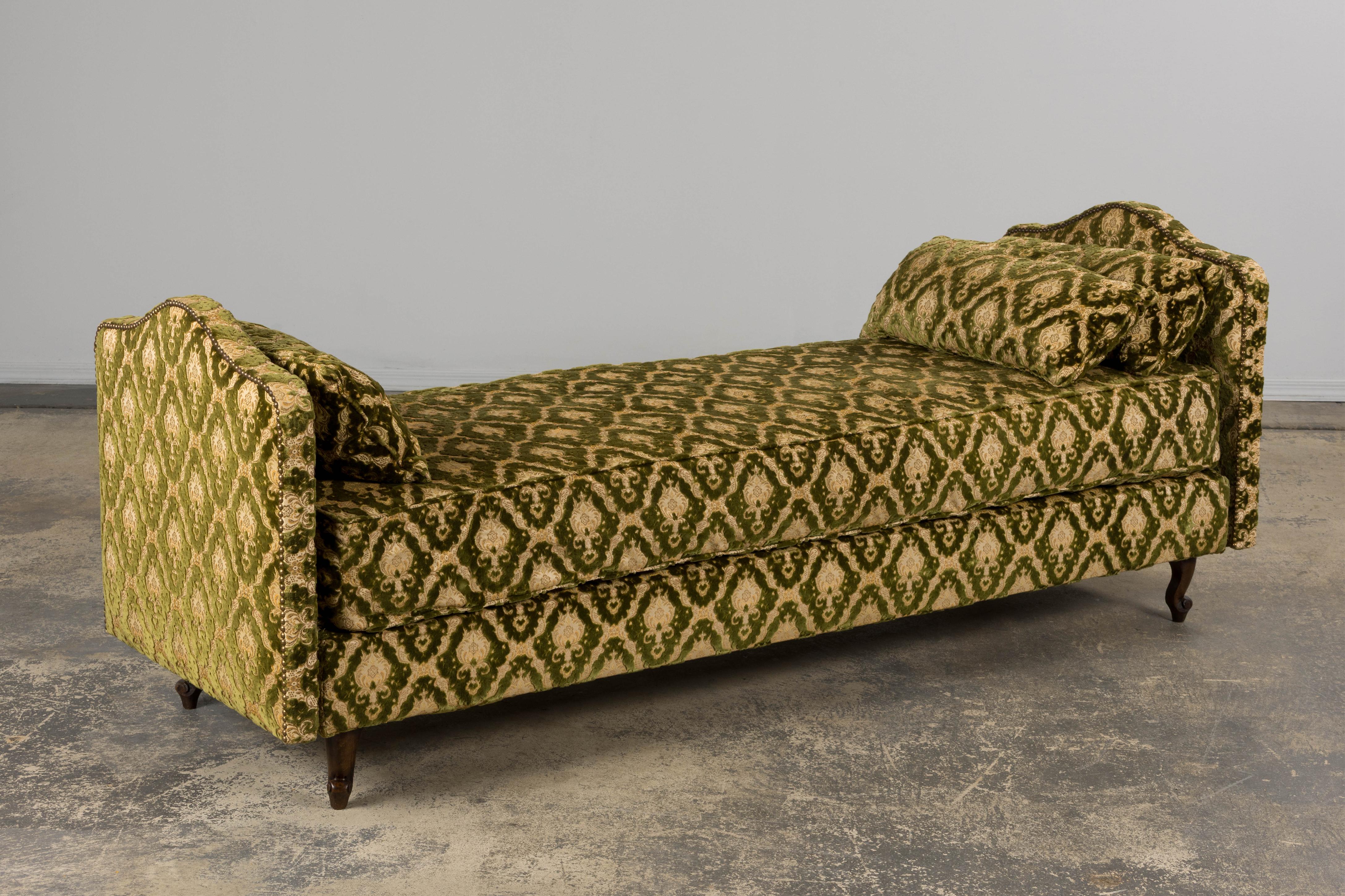Sofá-cama francés estilo Luis XV parisino en damasco de terciopelo verde en venta 2
