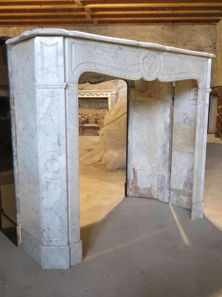 French Parisian Louis XV Style Fireplace White Marble 1870s Paris, France In Good Condition For Sale In LOS ANGELES, CA
