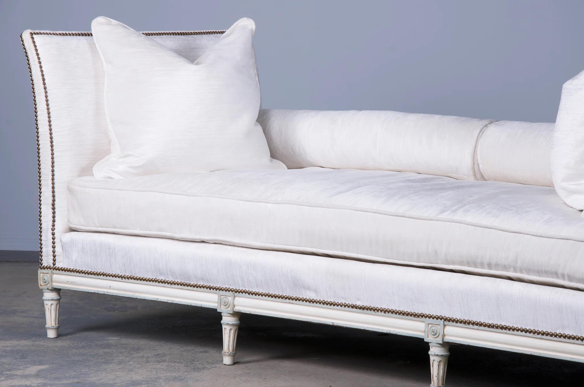 Französische Pariser Maison Gouffé Louis XVI Stil gemalt Daybed W / Weiß Chenille im Angebot 4